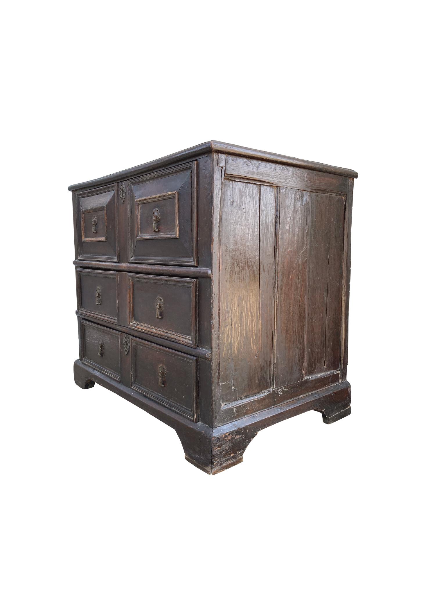 Late 17th-Early 18th Century William & Mary Chest of Drawers In Good Condition For Sale In New York, NY