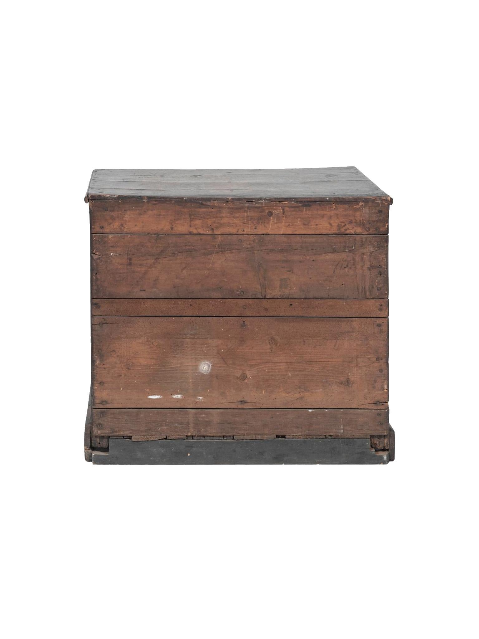 Late 17th-Early 18th Century William & Mary Chest of Drawers For Sale 1