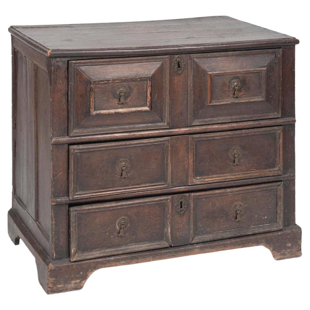 Late 17th-Early 18th Century William & Mary Chest of Drawers For Sale