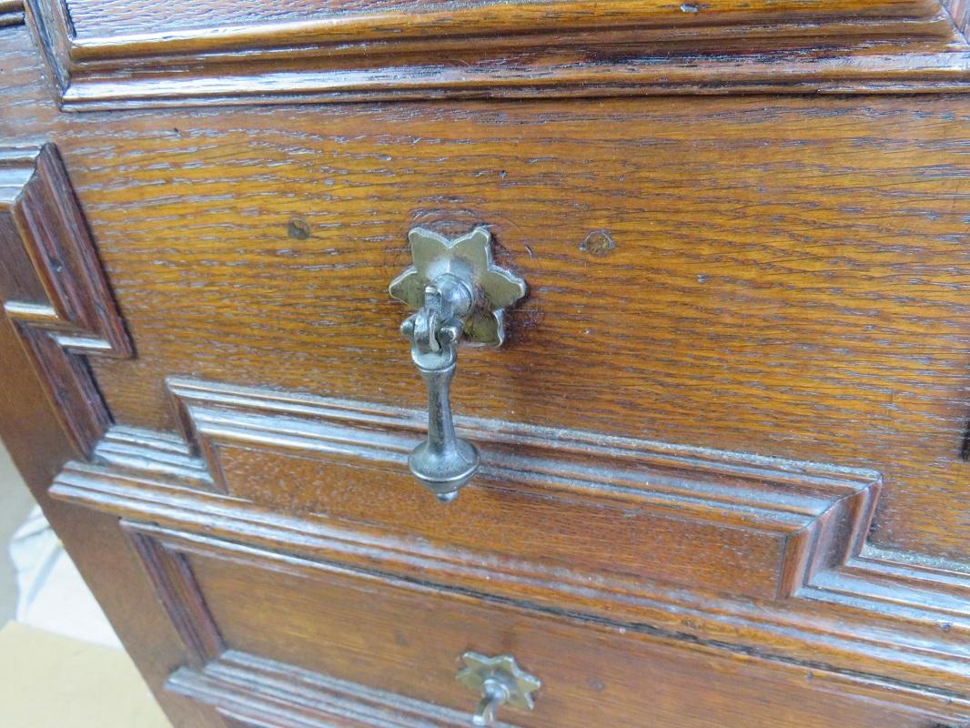 English Late 17th to Early 18th Century Oak Chest of Drawers For Sale