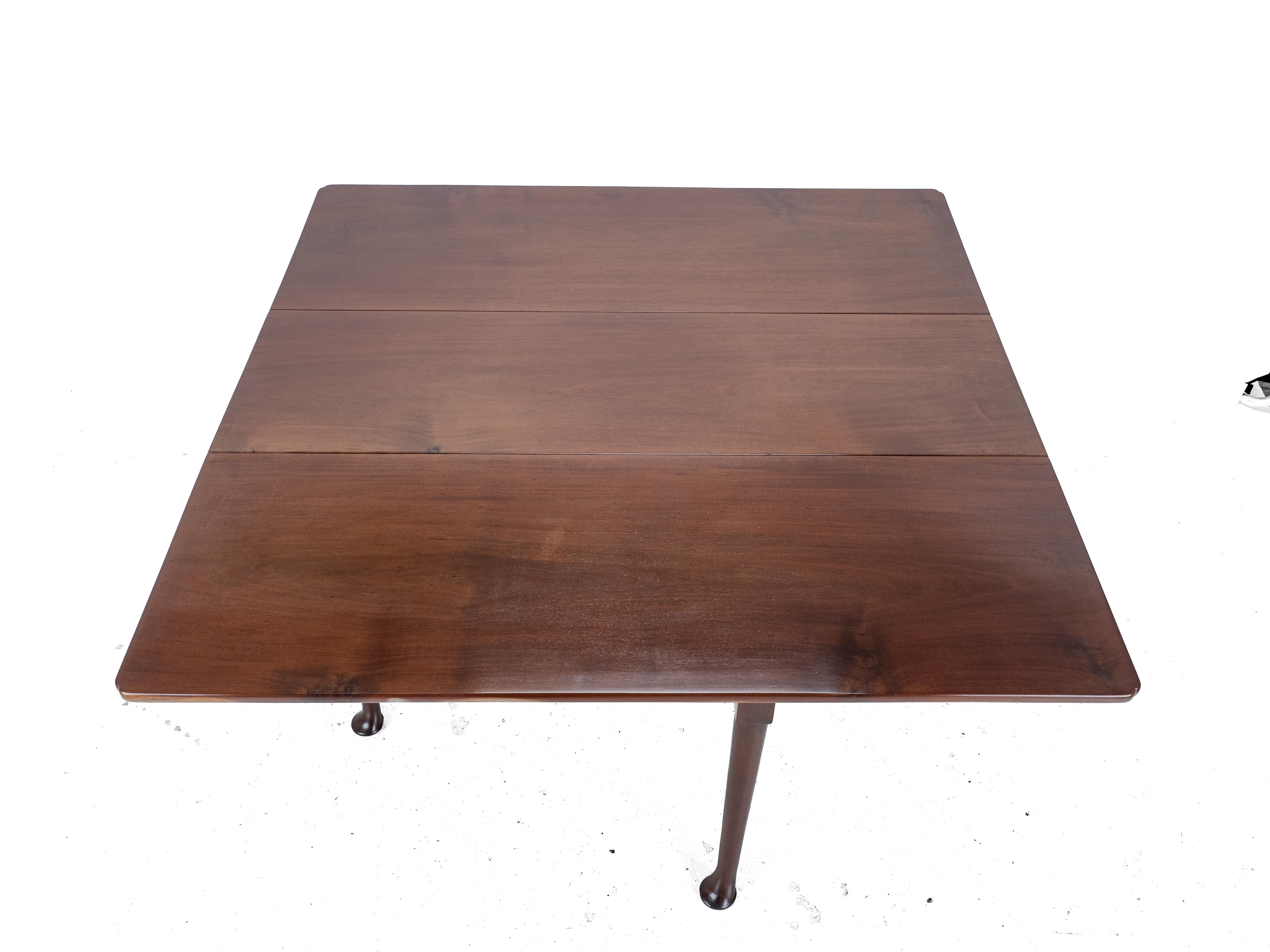 Mesa de comedor de nogal rojo de finales del siglo XVII y principios del XVIII en venta 3