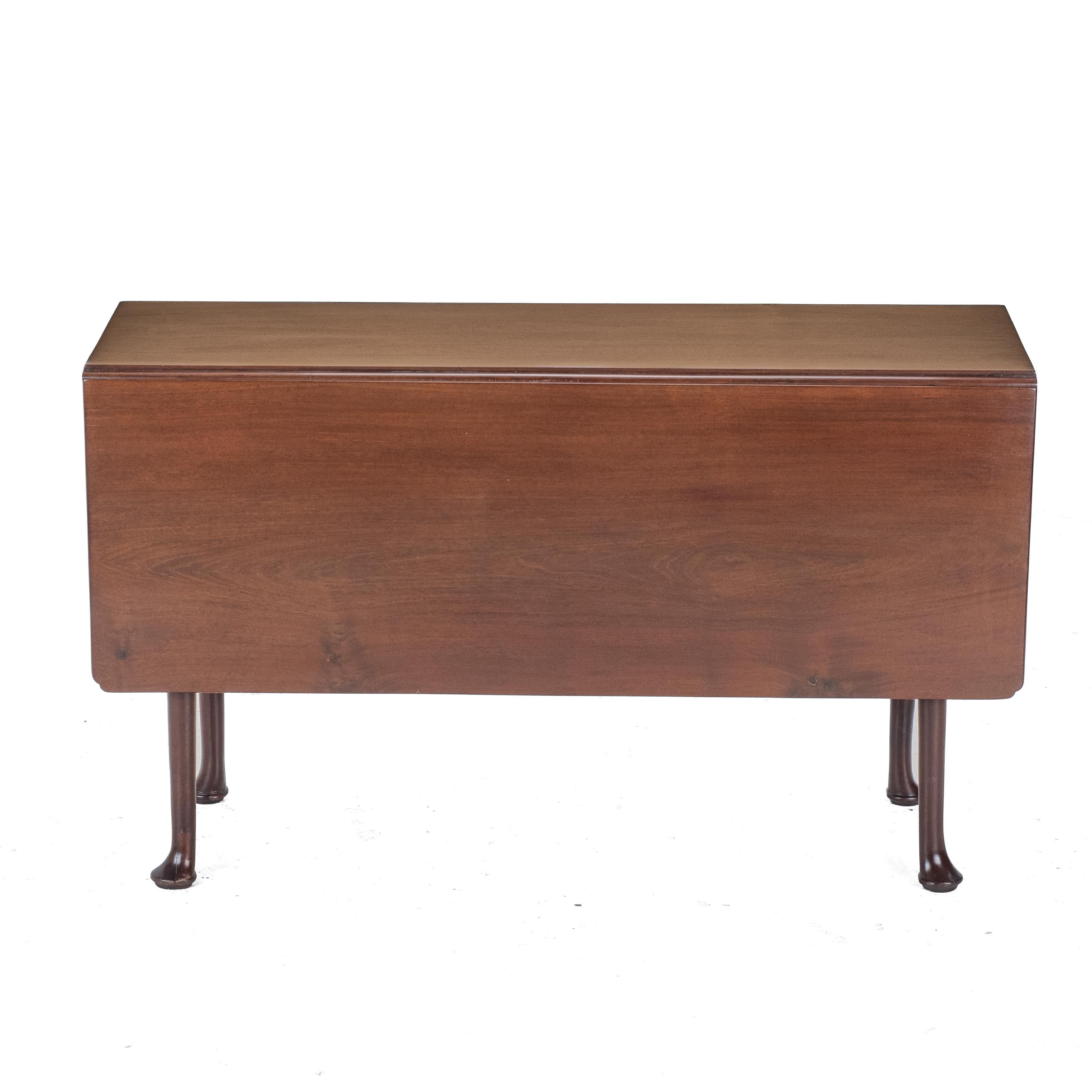 Mesa de comedor de nogal rojo de finales del siglo XVII y principios del XVIII en venta 4