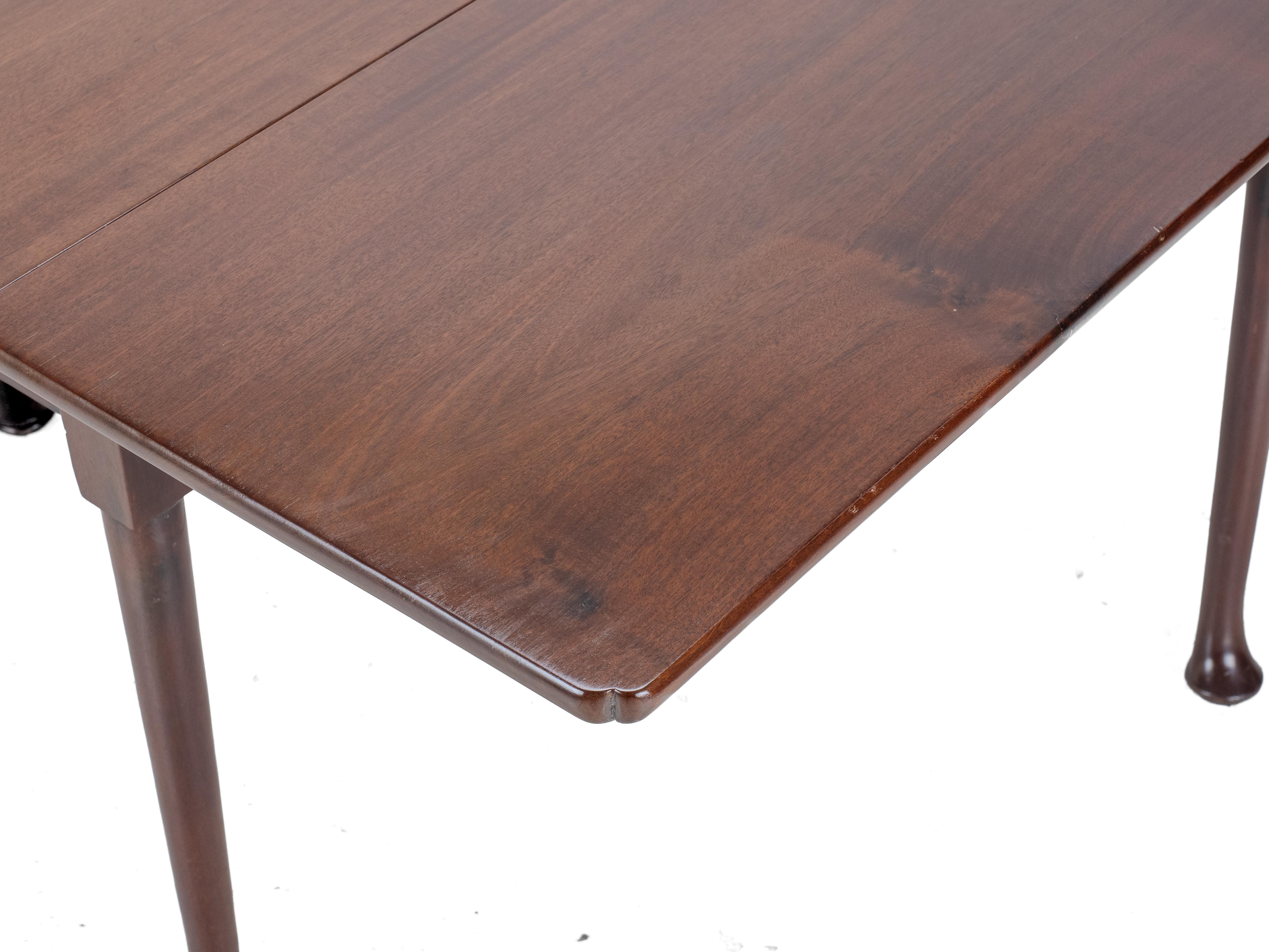 Mesa de comedor de nogal rojo de finales del siglo XVII y principios del XVIII en venta 5