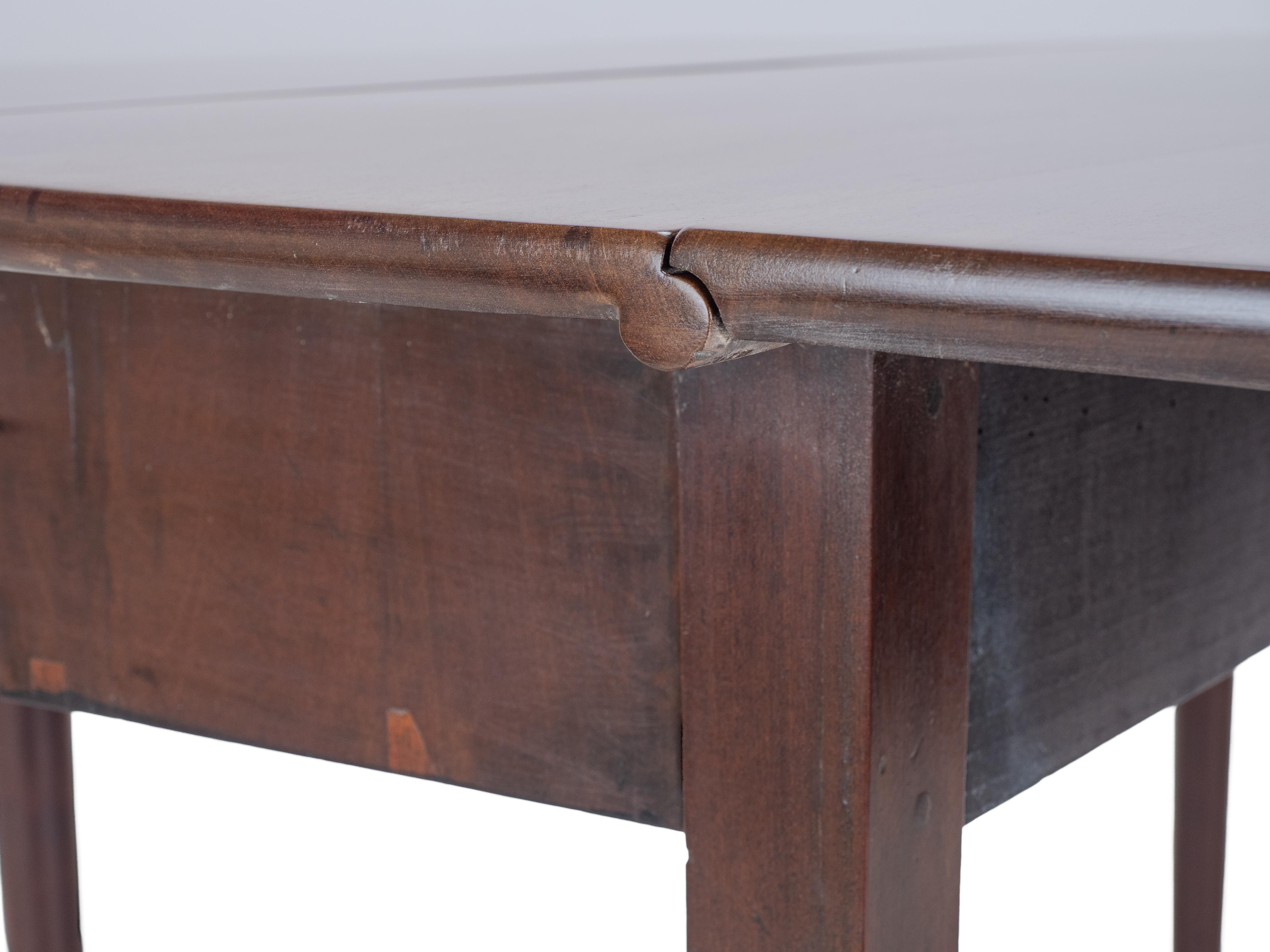Mesa de comedor de nogal rojo de finales del siglo XVII y principios del XVIII en venta 6