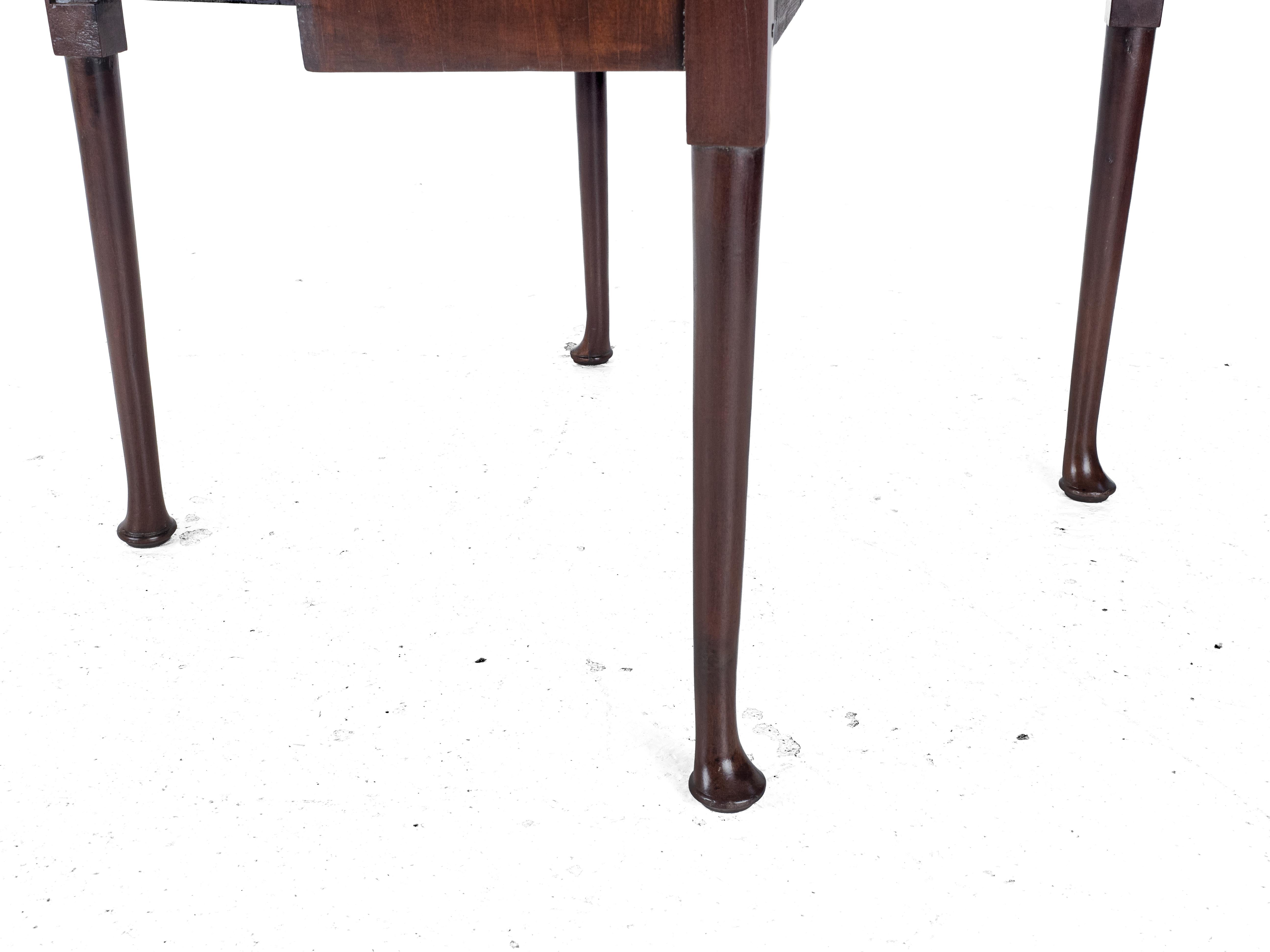 Mesa de comedor de nogal rojo de finales del siglo XVII y principios del XVIII en venta 7