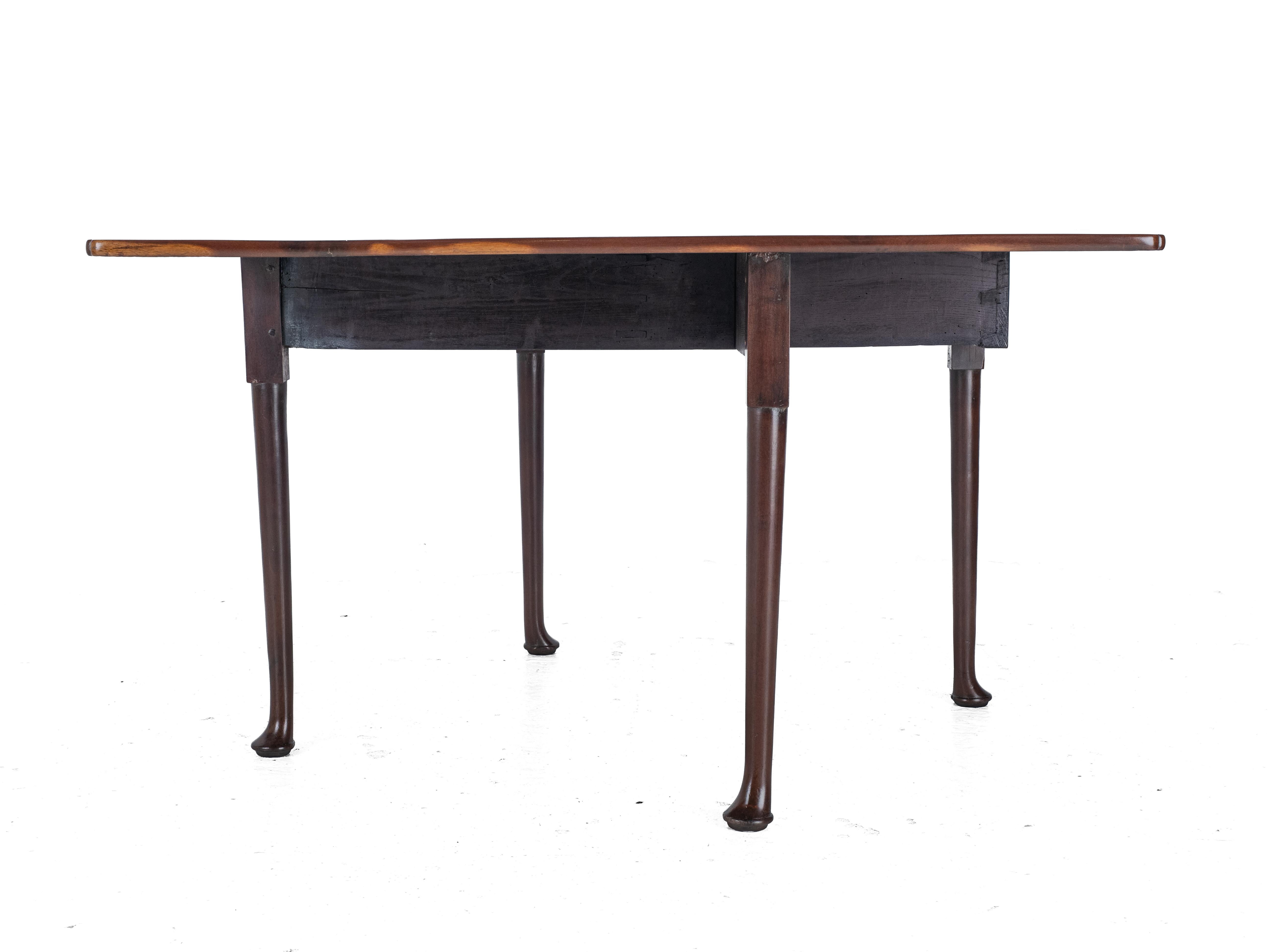 Mesa de comedor de nogal rojo de finales del siglo XVII y principios del XVIII en venta 8