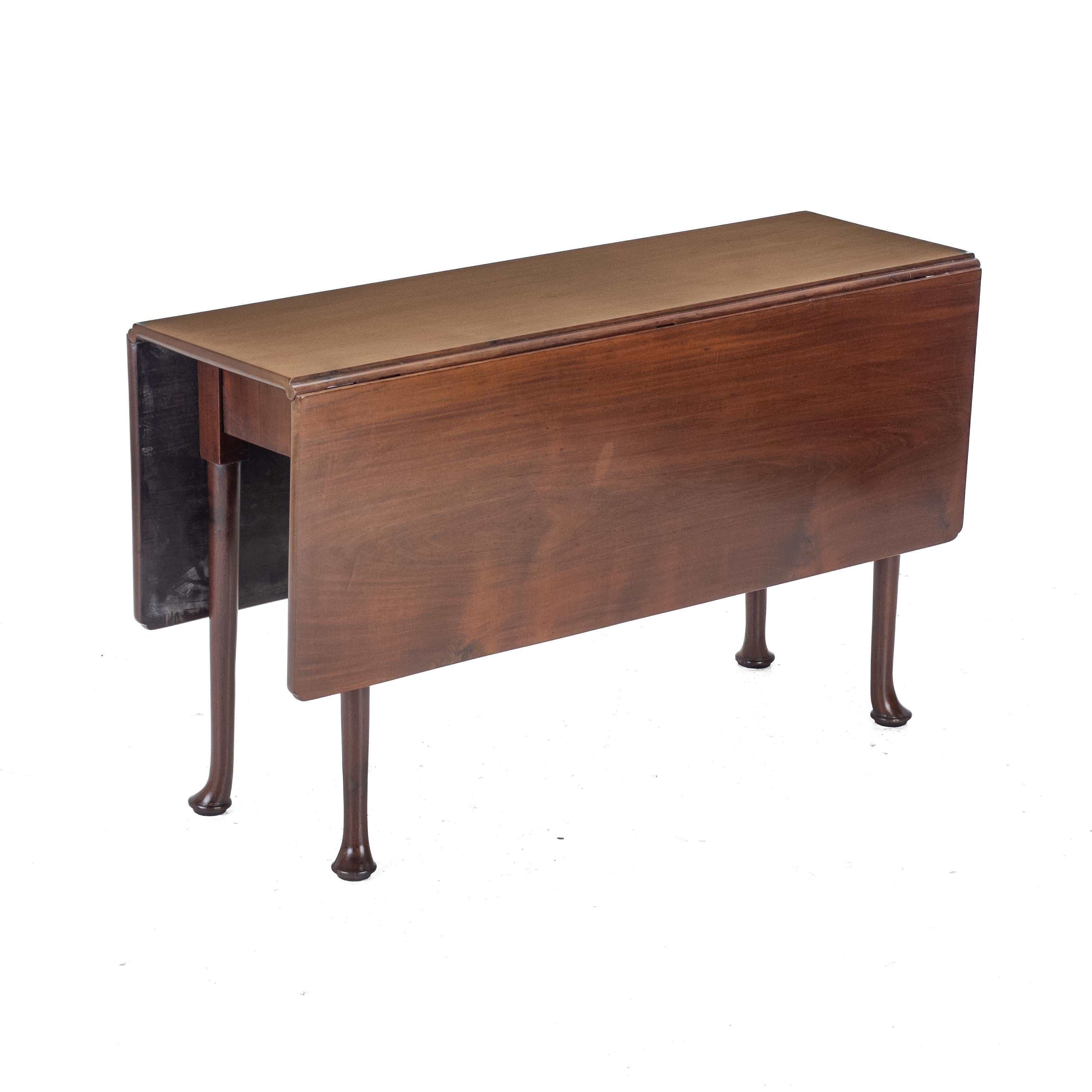 Mesa de comedor de madera de nogal rojo de finales del siglo XVII y principios del XVIII. Esta mesa de comedor desplegable tiene tres hojas macizas, de gran calidad y bien labradas, que forman un tablero de forma cuadrada, acabado con esquinas de