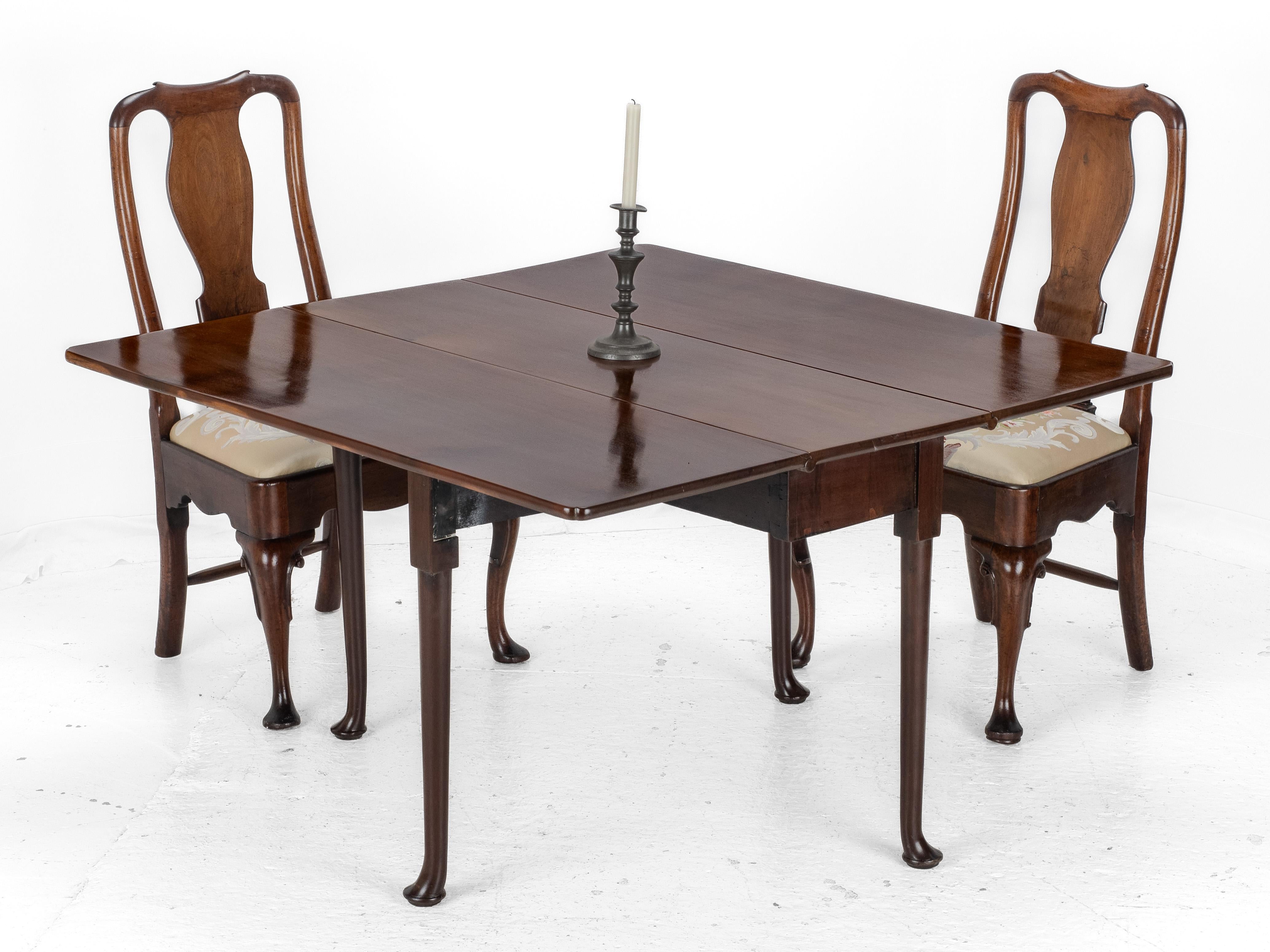 Tavolo da pranzo in noce rosso con ante a ribalta, databile tra la fine del XVII e l'inizio del XVIII secolo. Questo tavolo da pranzo con ante a ribalta presenta tre foglie solide, di alta qualità e ben lavorate che formano un piano di forma