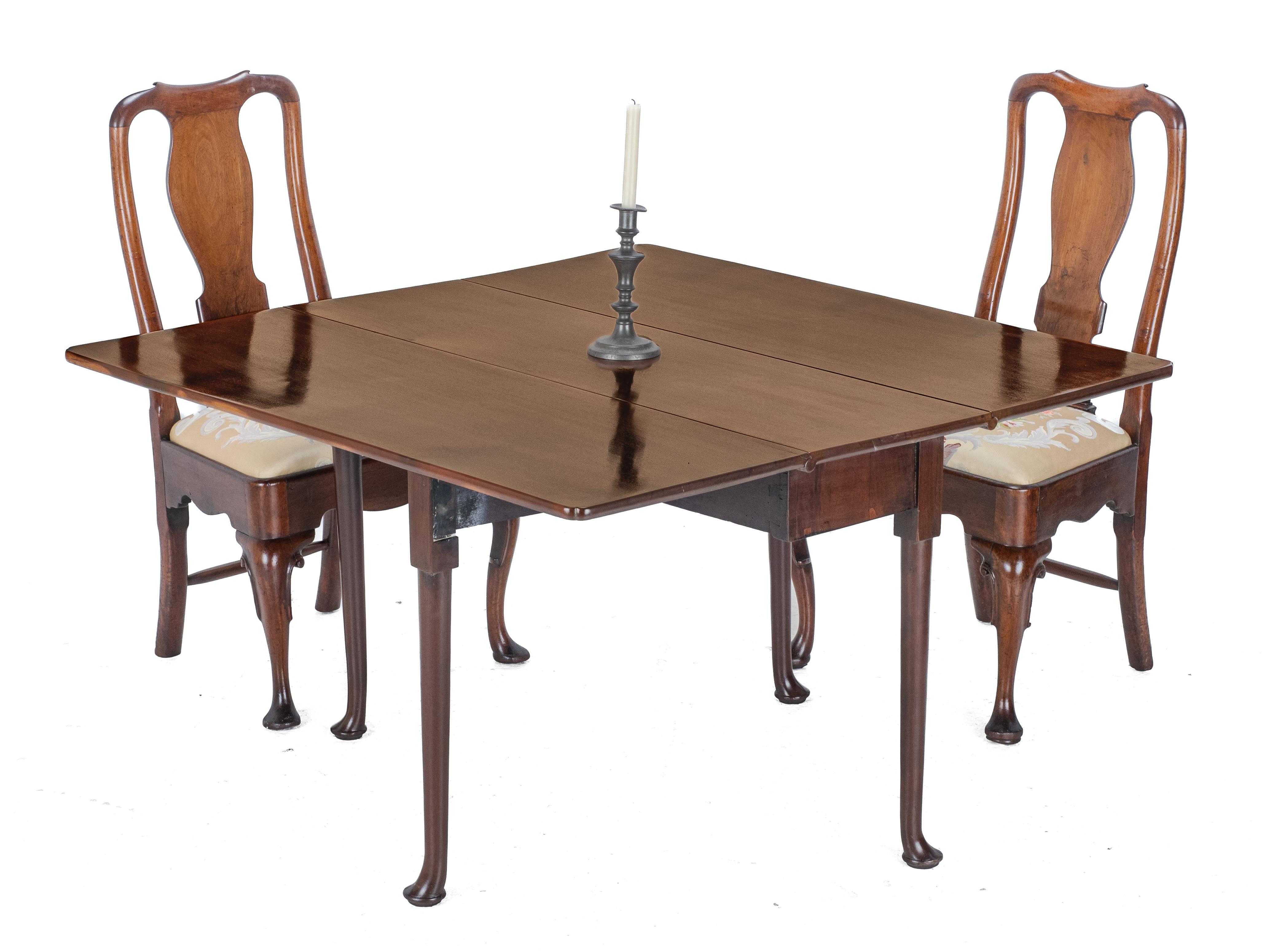 Mesa de comedor de nogal rojo de finales del siglo XVII y principios del XVIII Jorge II en venta