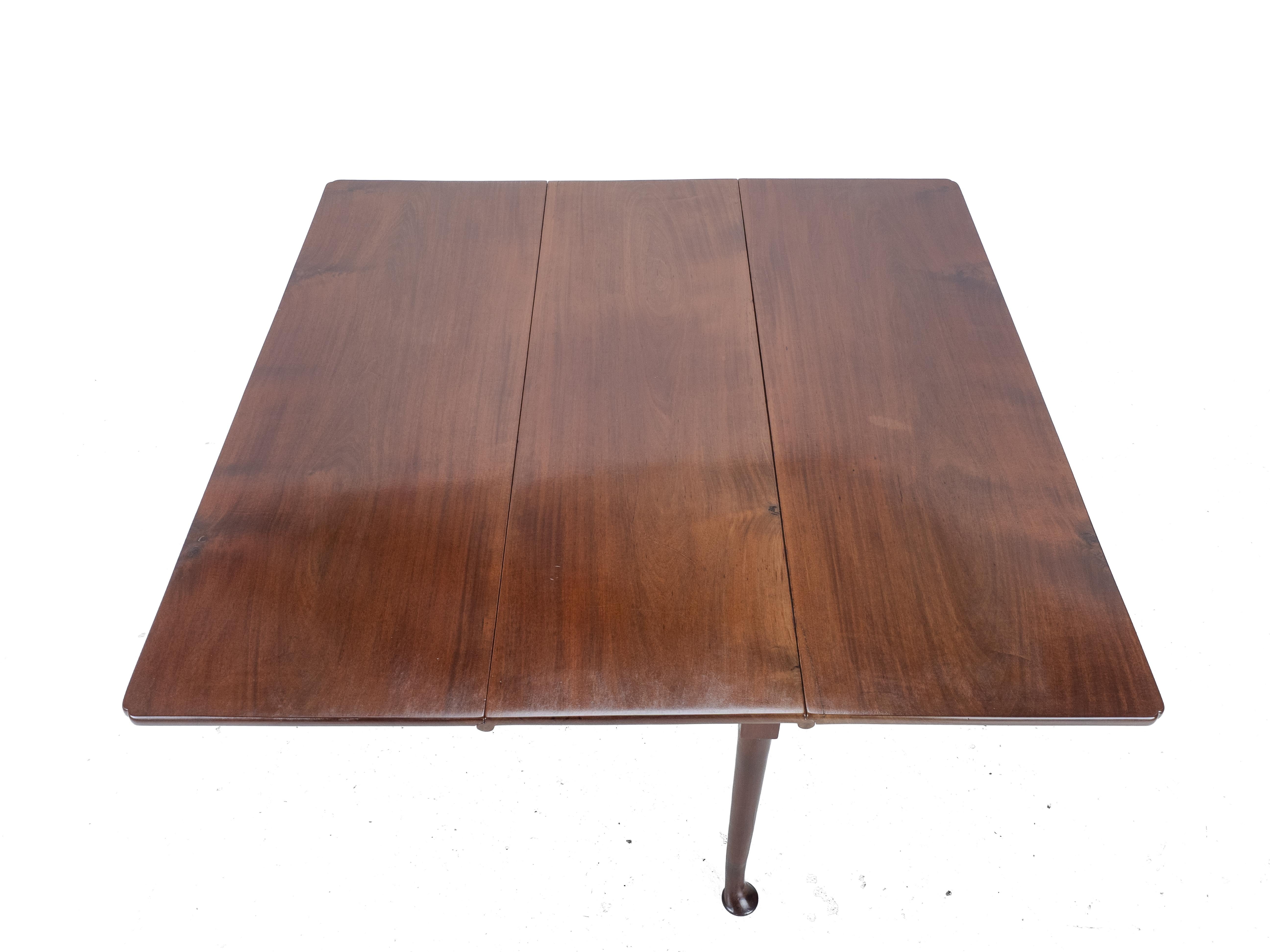 Mesa de comedor de nogal rojo de finales del siglo XVII y principios del XVIII Inglés en venta
