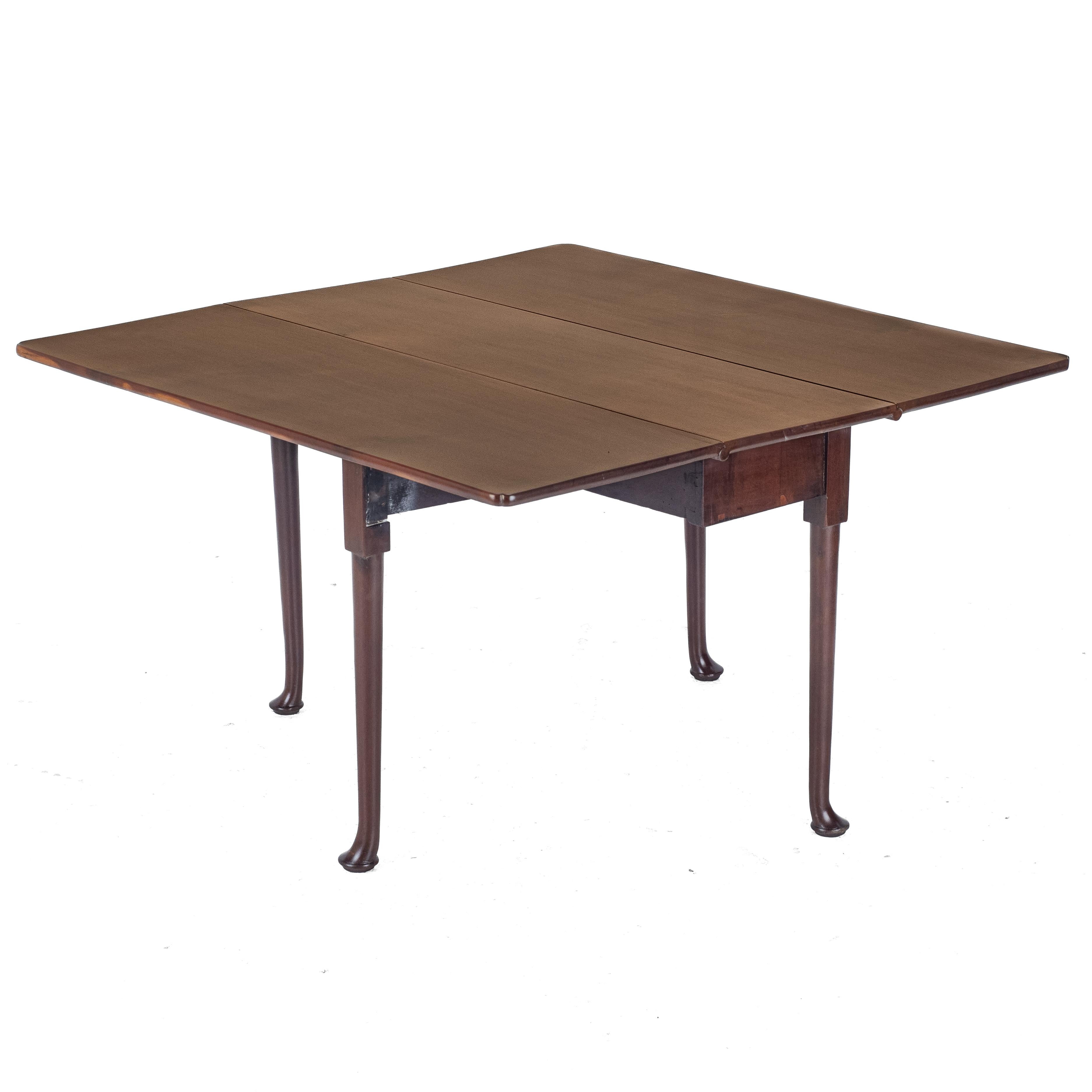 Mesa de comedor de nogal rojo de finales del siglo XVII y principios del XVIII en Bueno estado para la venta en Leeds, GB