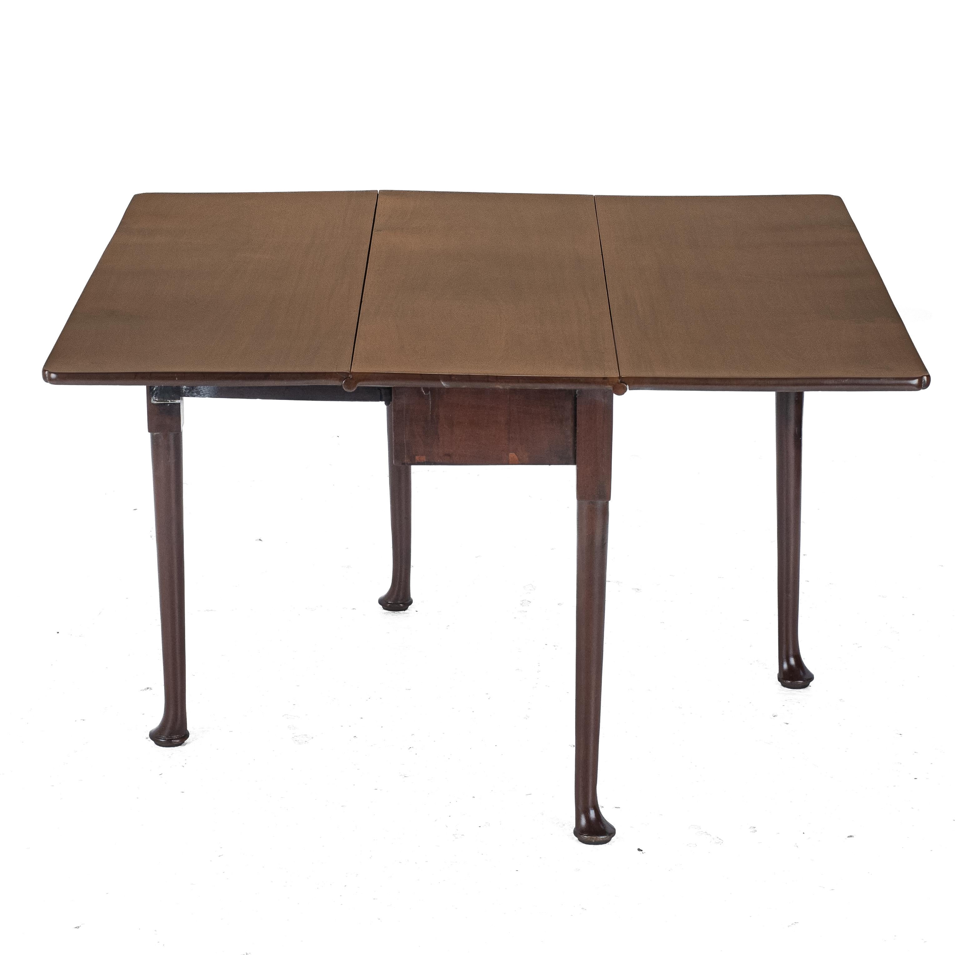 Mesa de comedor de nogal rojo de finales del siglo XVII y principios del XVIII principios del siglo XVIII en venta