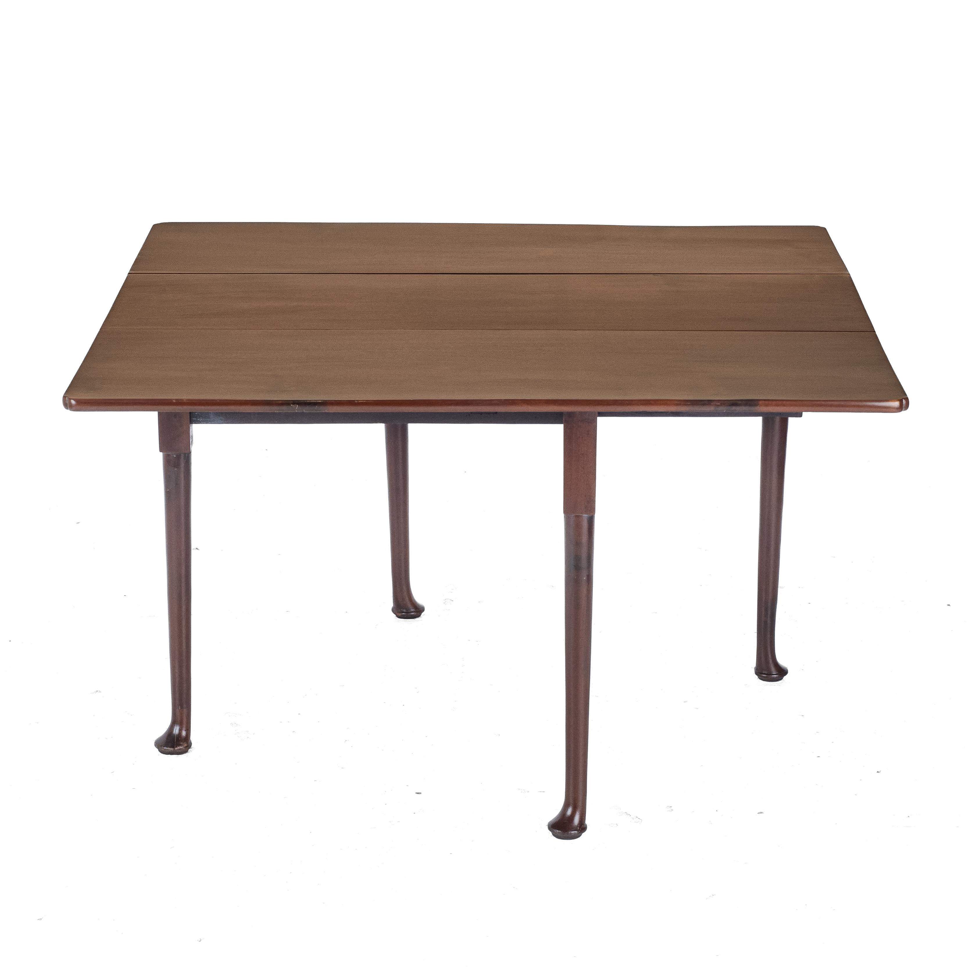 Mesa de comedor de nogal rojo de finales del siglo XVII y principios del XVIII Nogal en venta