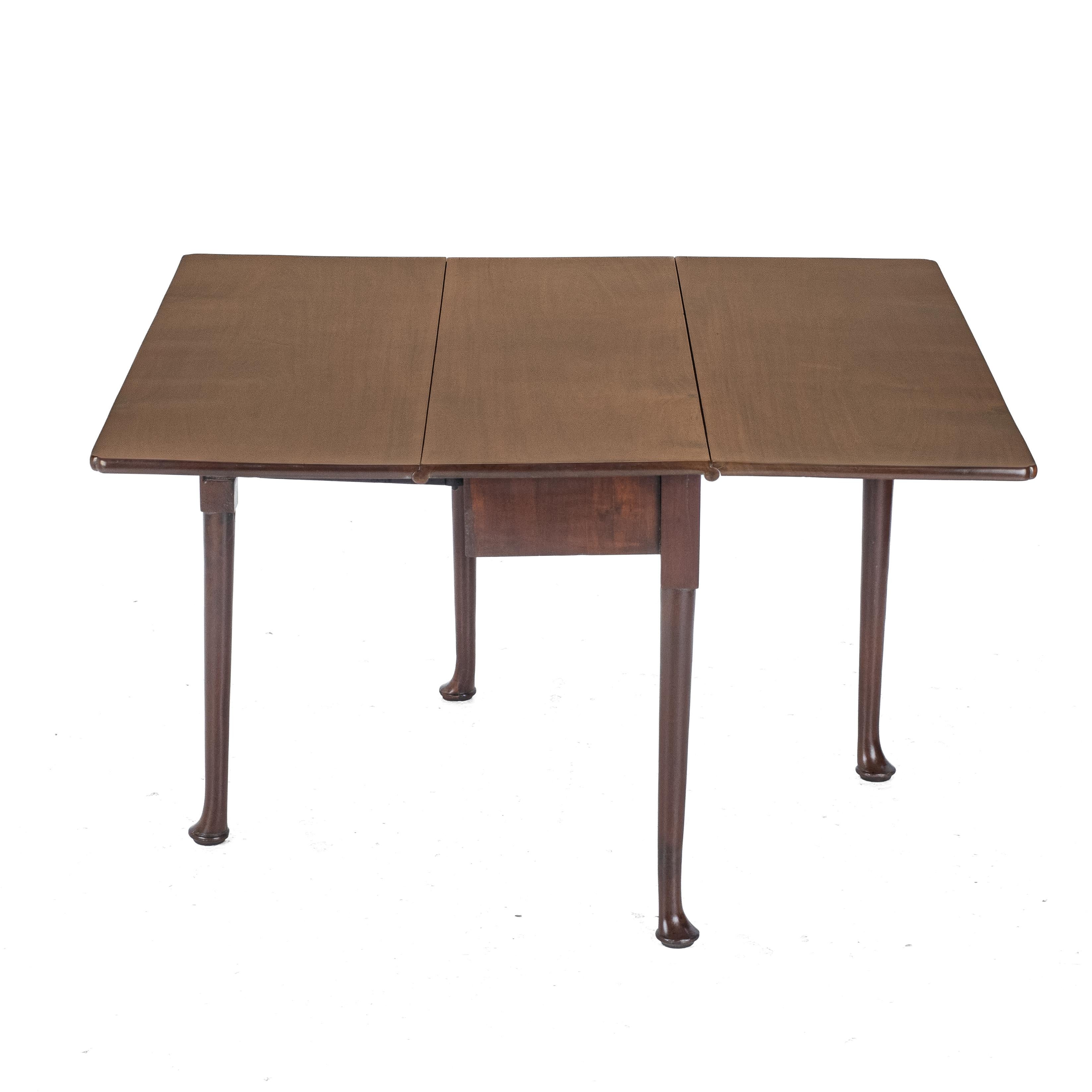 Mesa de comedor de nogal rojo de finales del siglo XVII y principios del XVIII en venta 1