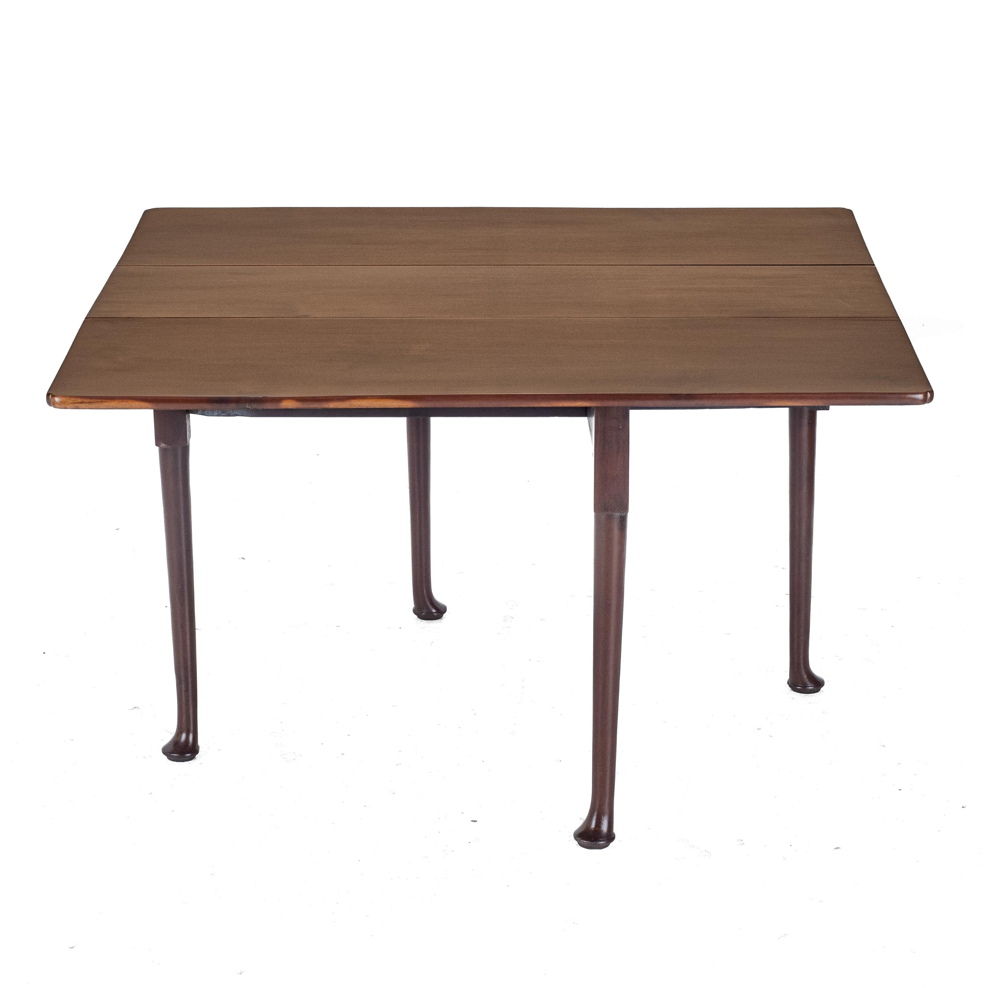 Mesa de comedor de nogal rojo de finales del siglo XVII y principios del XVIII en venta 2