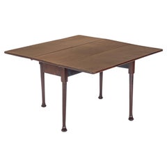 Fin du 17ème au début du 18ème siècle Table de salle à manger en noyer rouge à pieds en coussinets et à feuilles tombantes