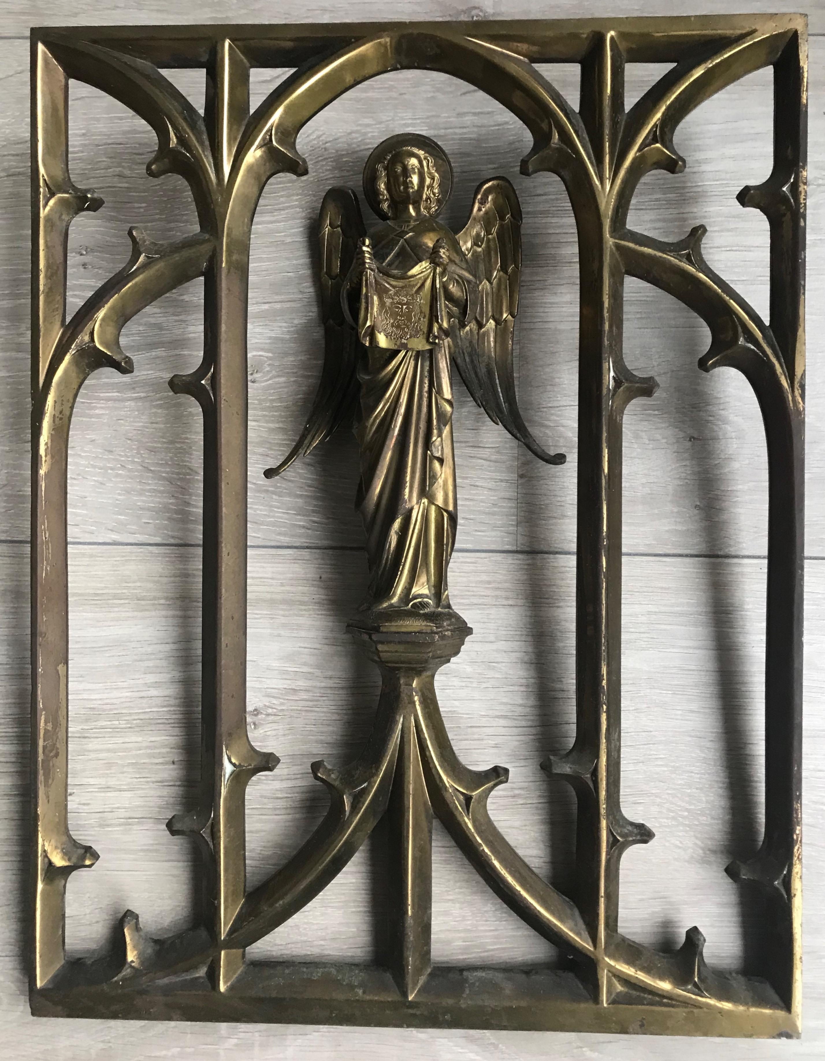 Late 1800 Bronze Window Frame Winged Angel Sculpture Presenting Veronica's Veil In Good Condition In Lisse, NL
