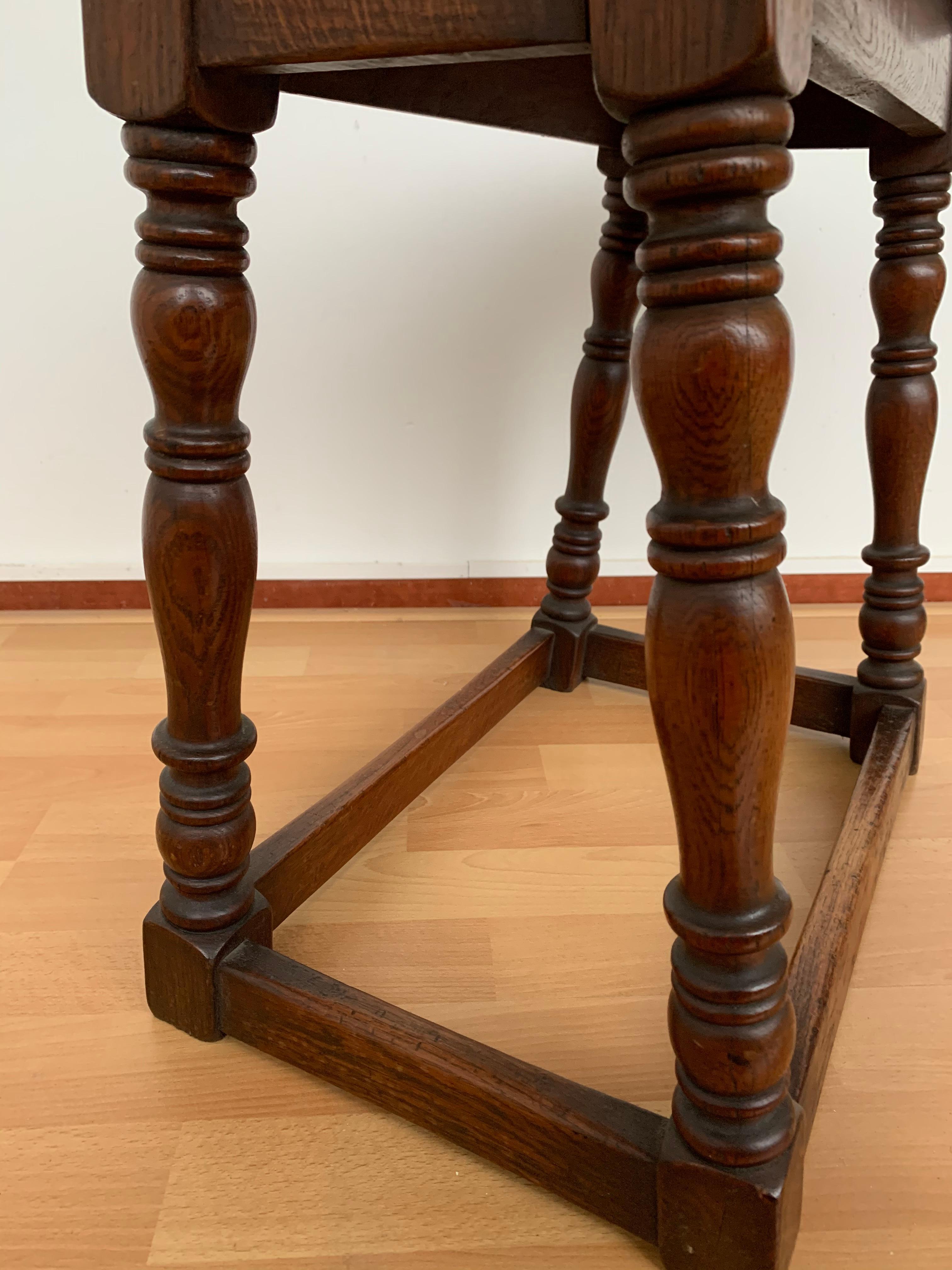 Tabouret ou table en chêne massif ancien, fait à la main et stable, avec une belle patine d'usage en vente 5