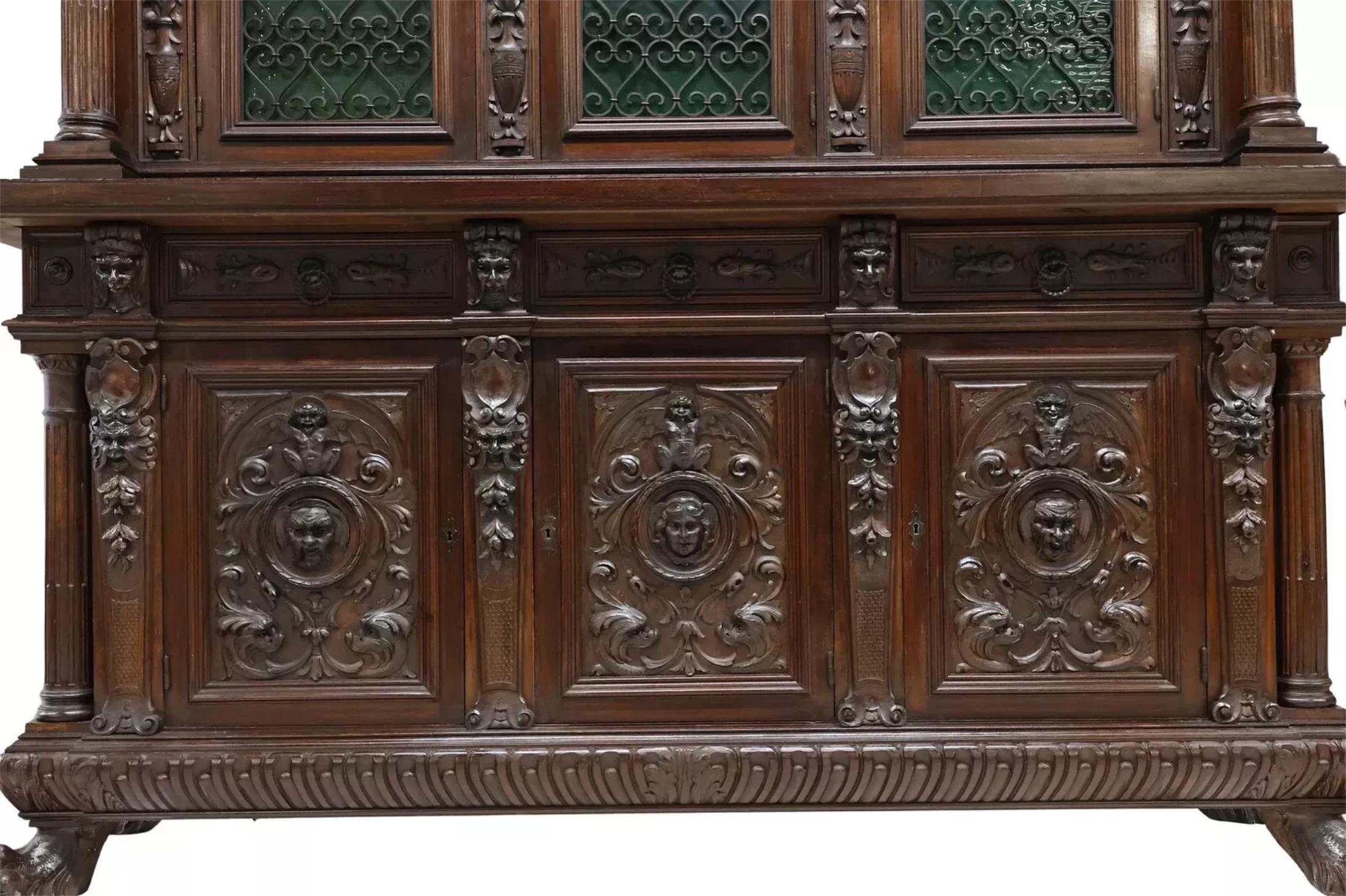 Antica credenza in legno di noce intagliato della fine del 1800! In condizioni buone in vendita a Austin, TX