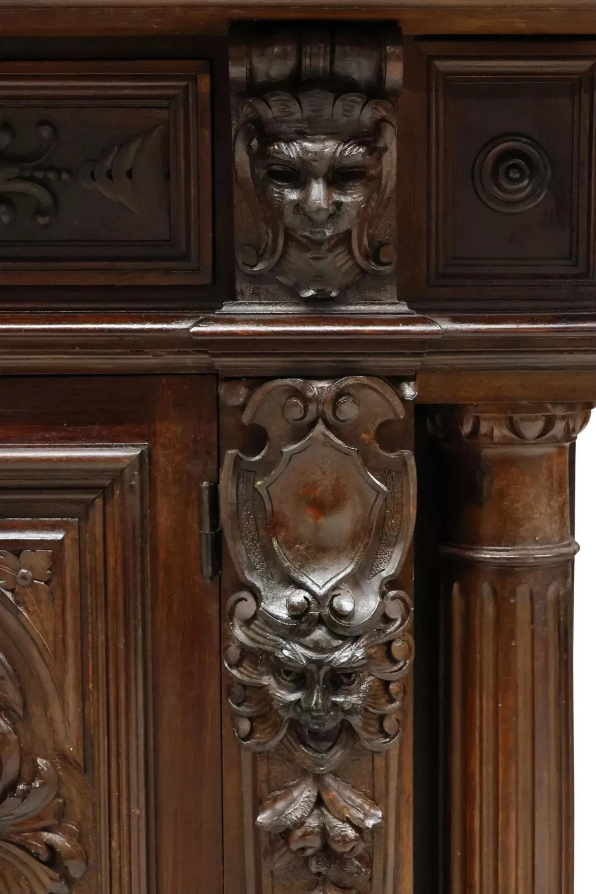 XIX secolo Antica credenza in legno di noce intagliato della fine del 1800! in vendita