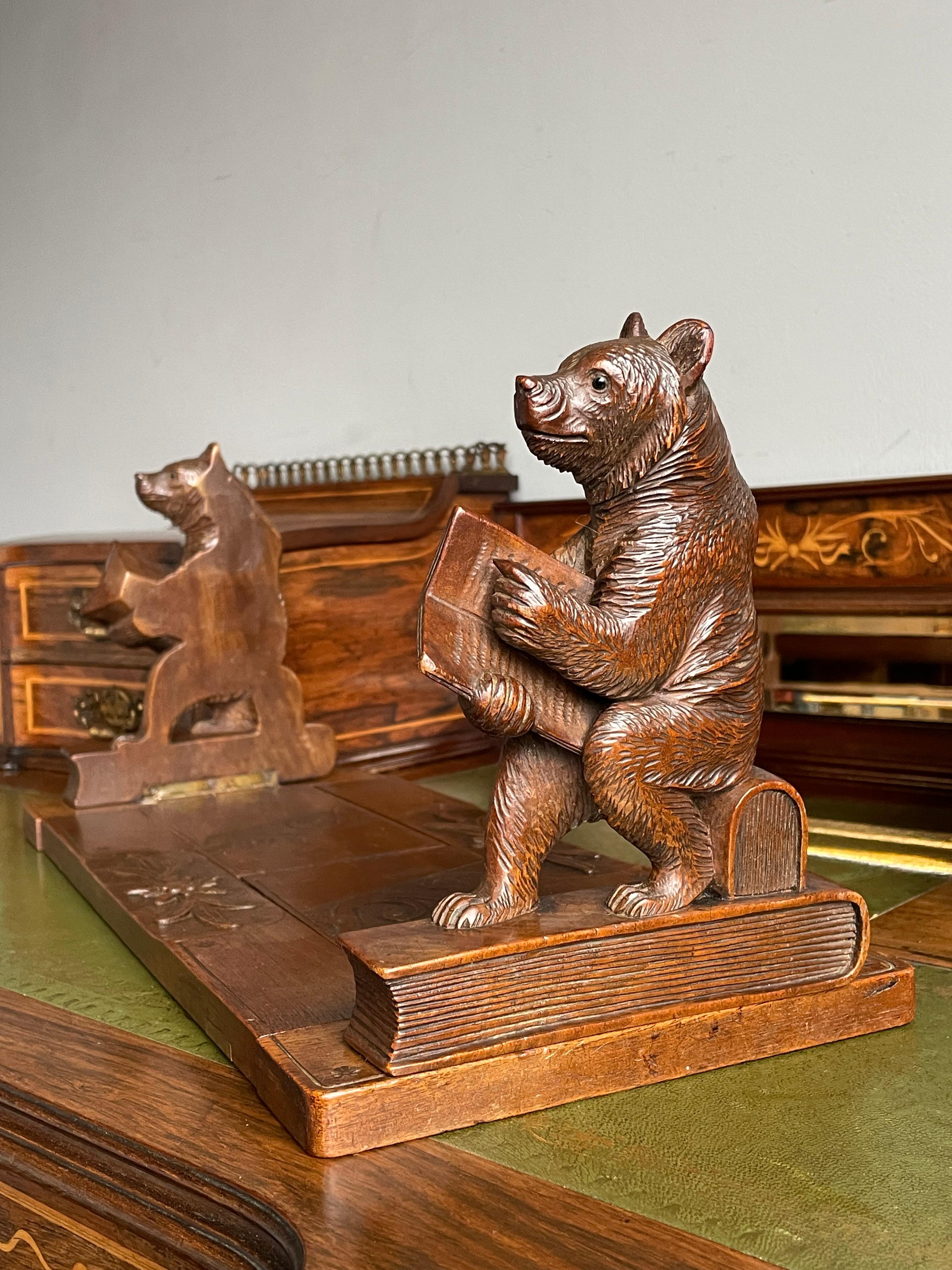 Late 1800s Black Forest Hand Carved Nutwood Book Rack w. Reading Bear Sculptures In Good Condition In Lisse, NL