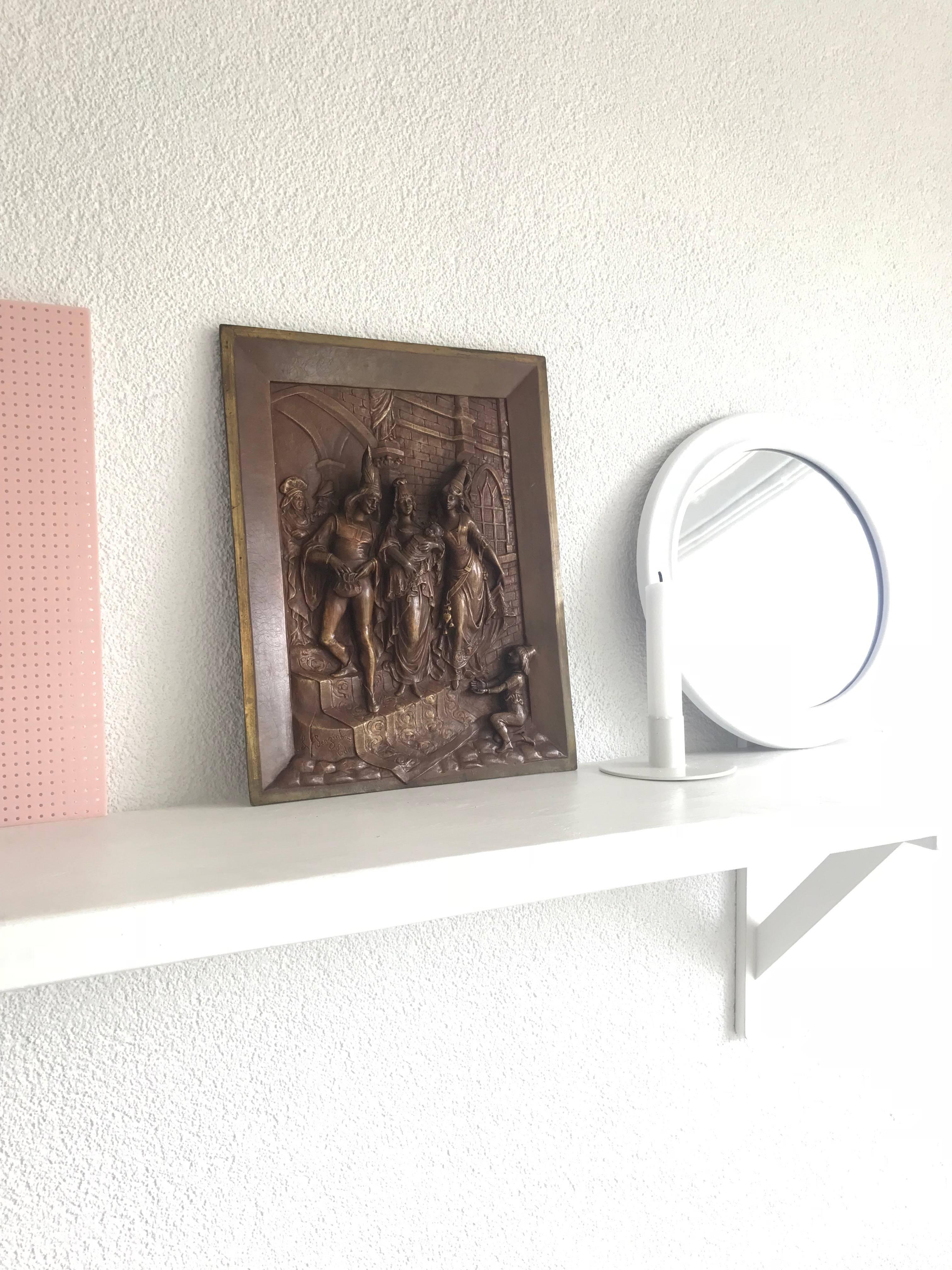 Hochwertige Bronze:: die das Leben feiert. 

Diese seltene und dekorative antike Plakette ist ein großartiges Geschenk für eine neue Mutter oder einen neuen Vater. Mit der Geburt eines Neugeborenen im Mittelpunkt könnte man meinen:: dass es bei