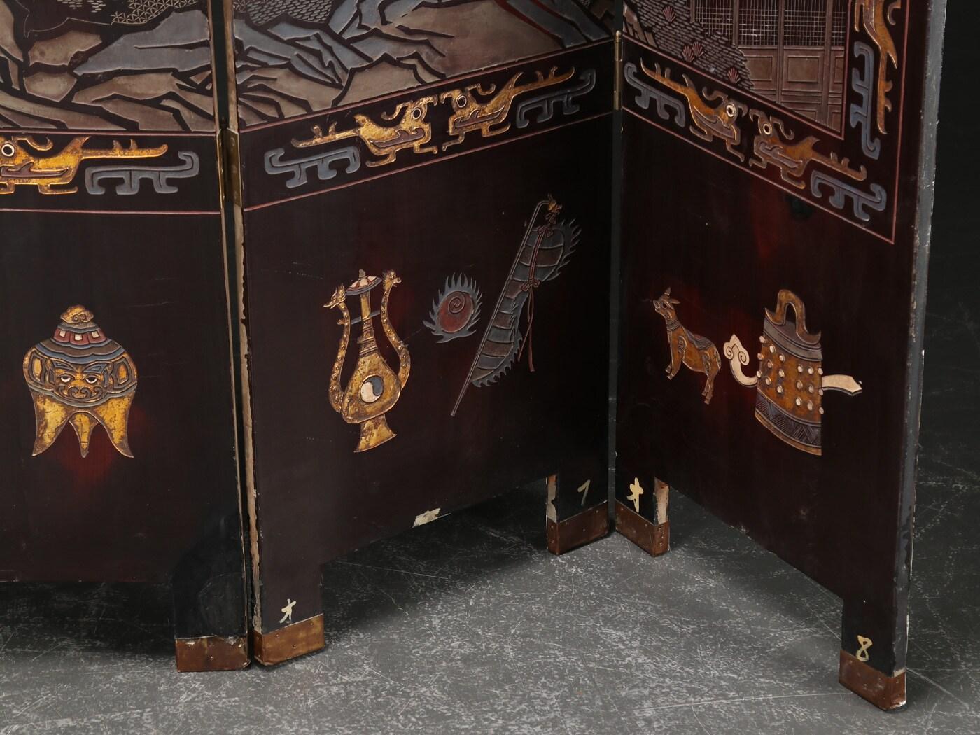 Large 8-winged lacquer shade, richly carved with garden scenes, symbols, ornamentation, trees and birds. Second half of the 19th century. H. 224 W. 320 cm. Age-related wear; marks, cracks and crazing, loose fittings.