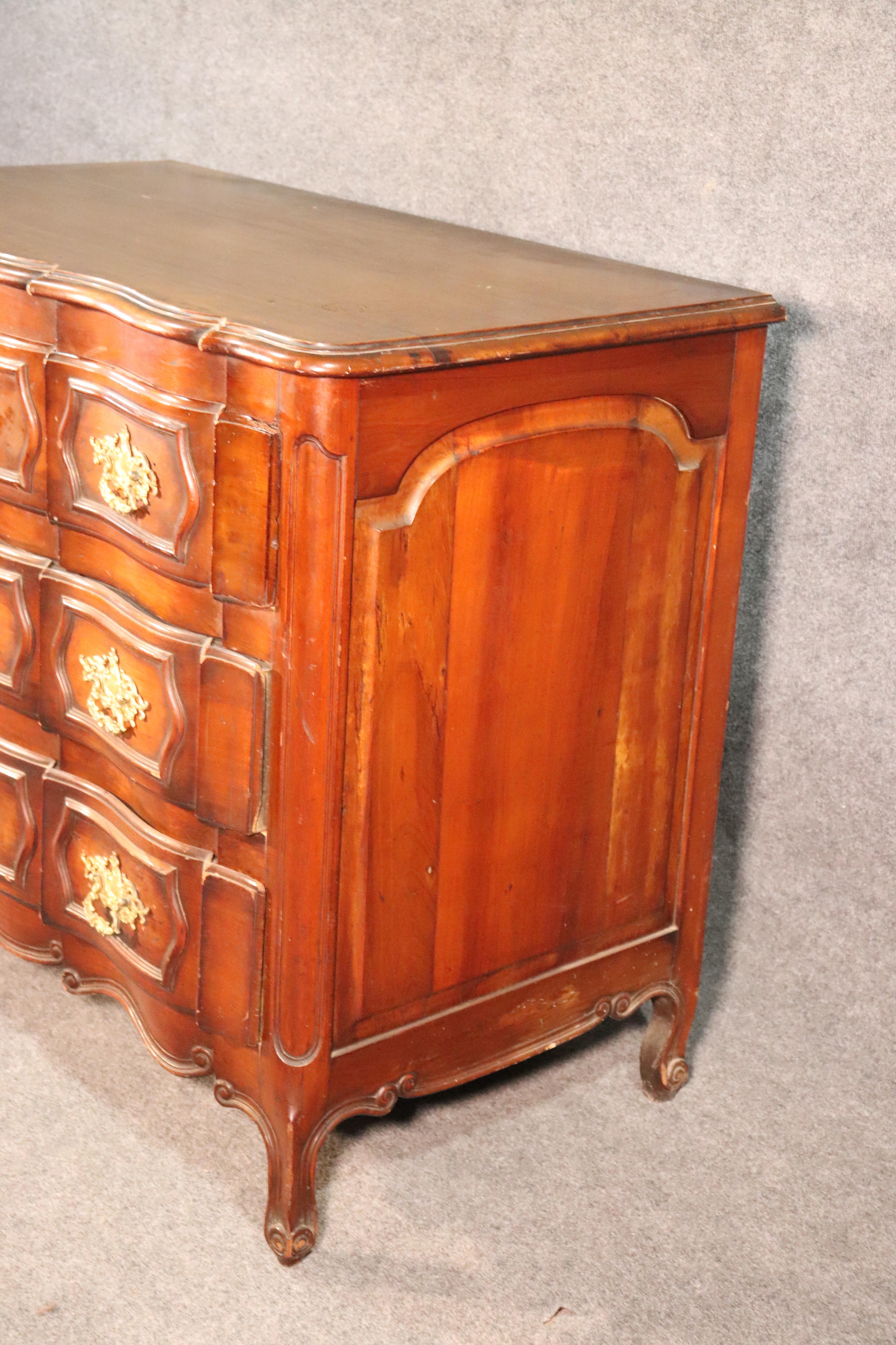 Late 1800s Era French Louis XV Carved Walnut and Bronze Ormolu Dresser Commode In Good Condition In Swedesboro, NJ