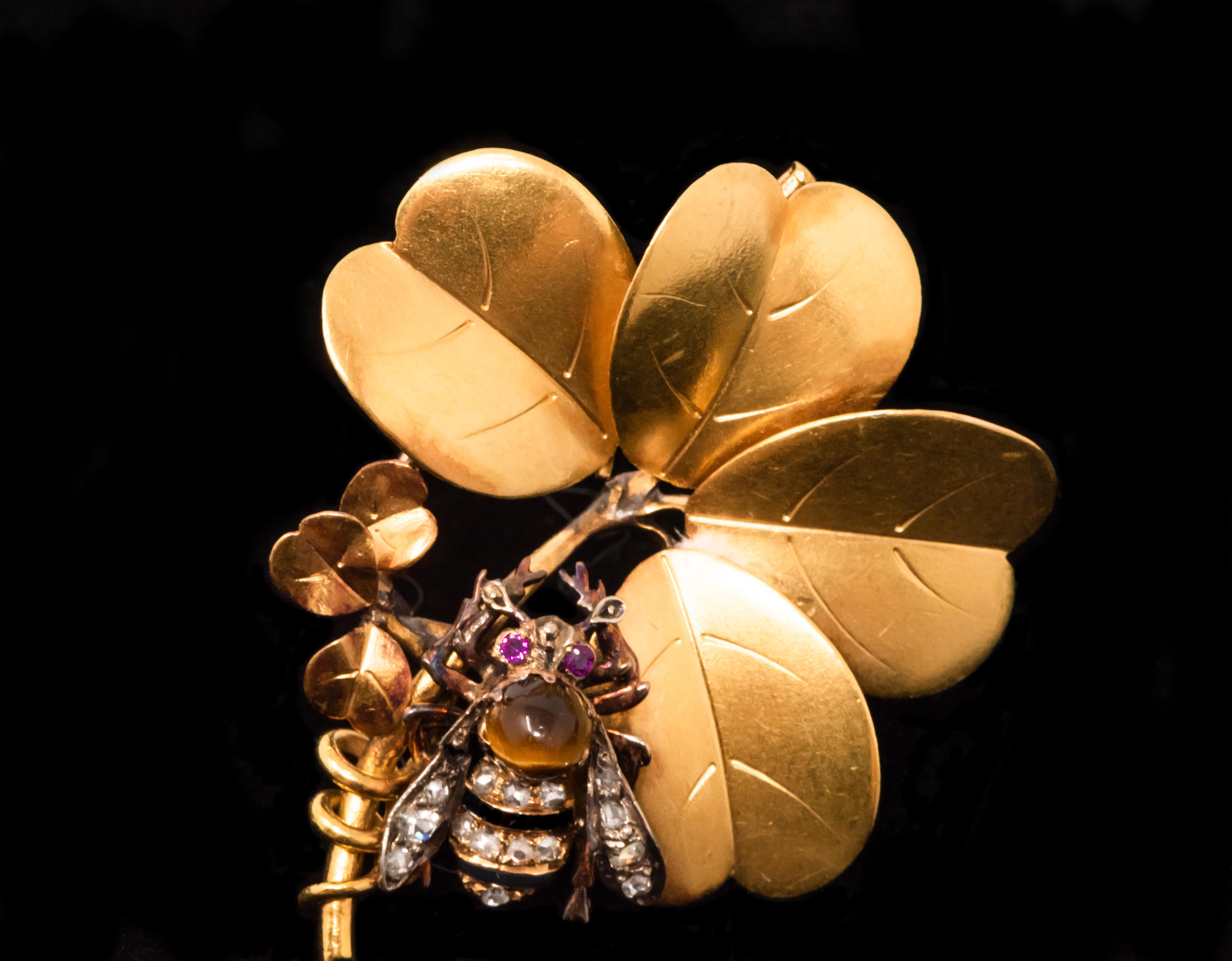 Late 1800s French Art Nouveau Bumble Bee & 4 Leaf Clover 18k Gold Diamond Brooch In Good Condition In New york, NY