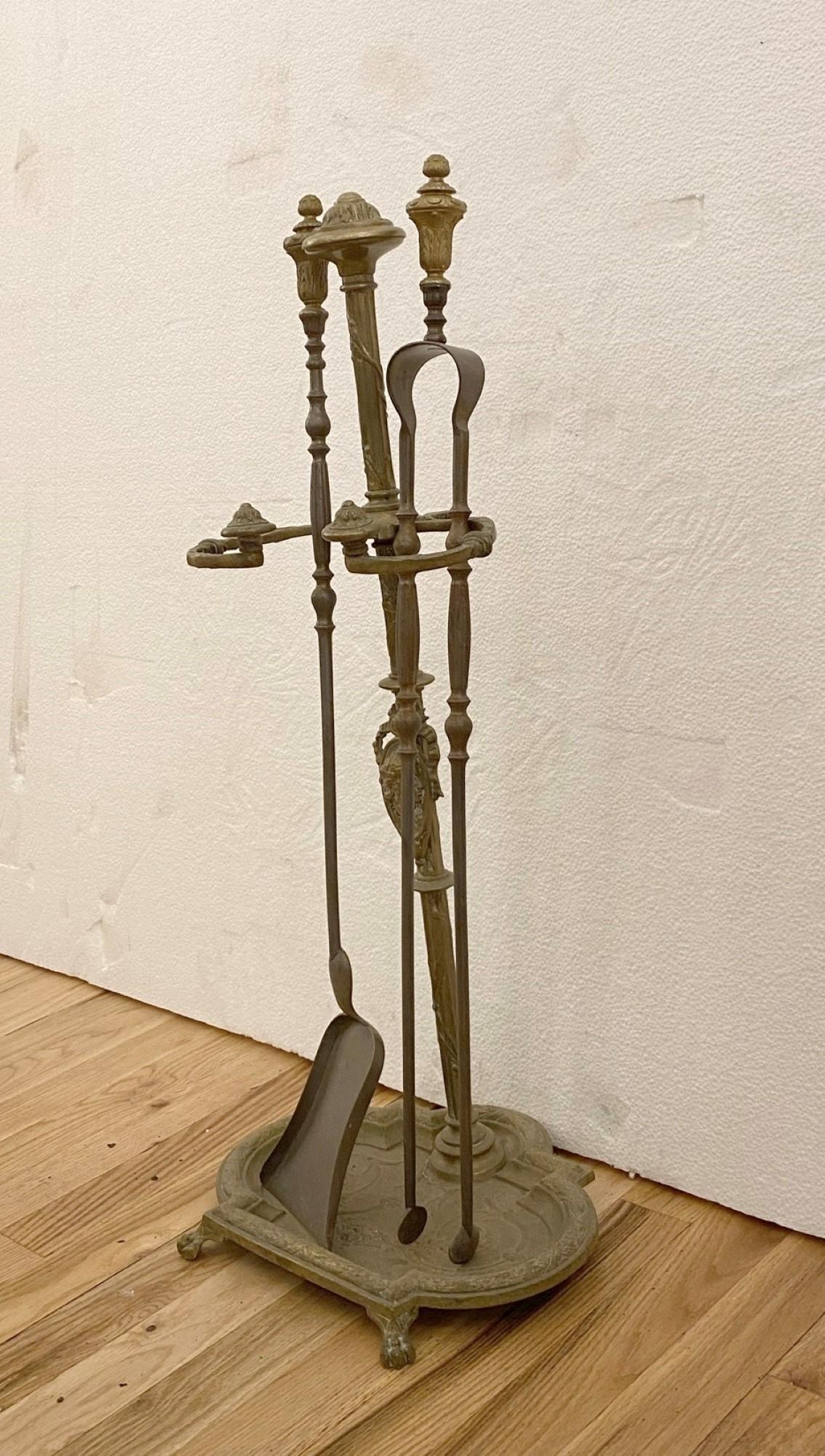 Kaminbesteck aus Frankreich, Ende der 1880er Jahre, aus Messing gegossen.