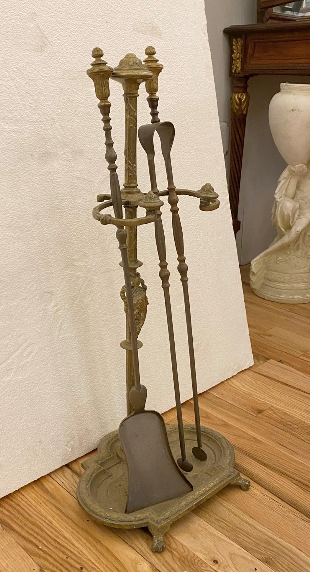 Französisches Kaminwerkzeug-Set aus Messing, außergewöhnlich detailliert, späte 1800er Jahre (Gegossen)