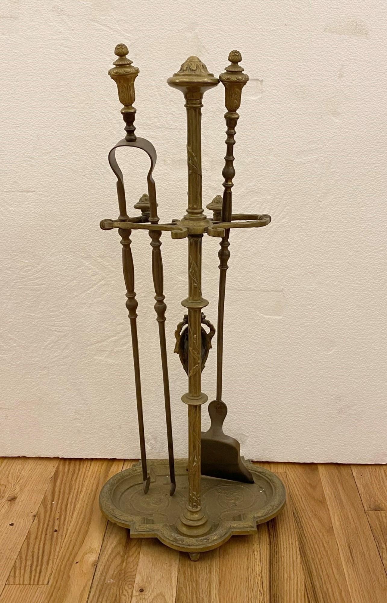 Französisches Kaminwerkzeug-Set aus Messing, außergewöhnlich detailliert, späte 1800er Jahre im Zustand „Gut“ in New York, NY