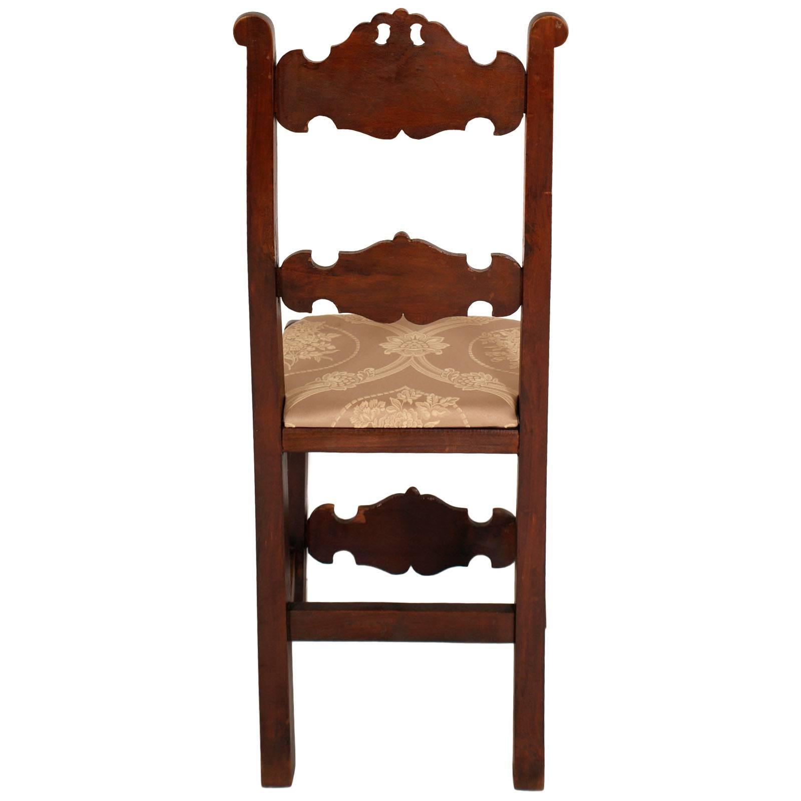 Paar Stühle im venezianischen Gotikstil aus geschnitzten Nussbaumholz mit Intarsien, späte 1800er Jahre (Handgeschnitzt) im Angebot