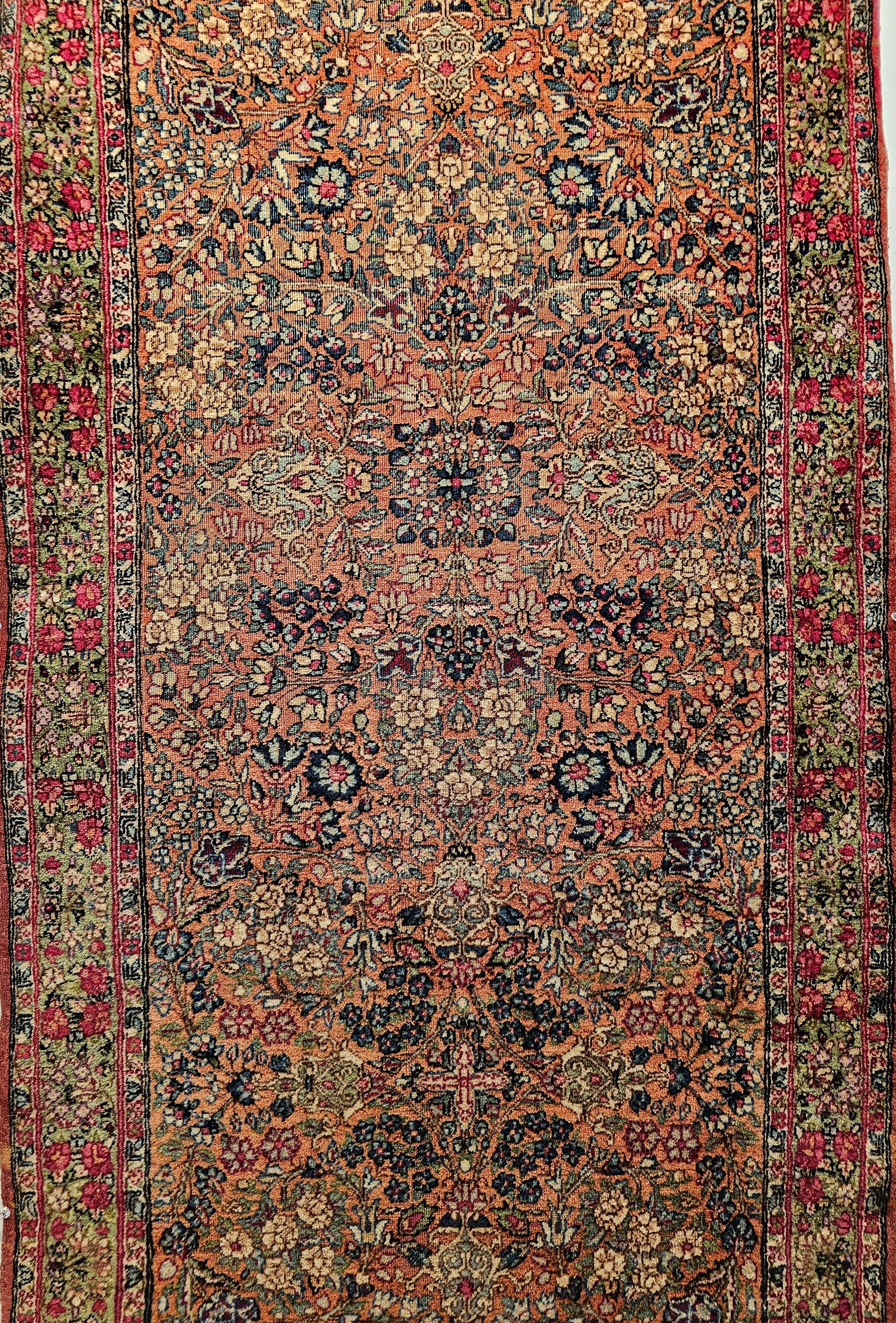 Perse Tapis de couloir persan Kerman Lavar du 19ème siècle au motif floral intégral rouge rouille en vente