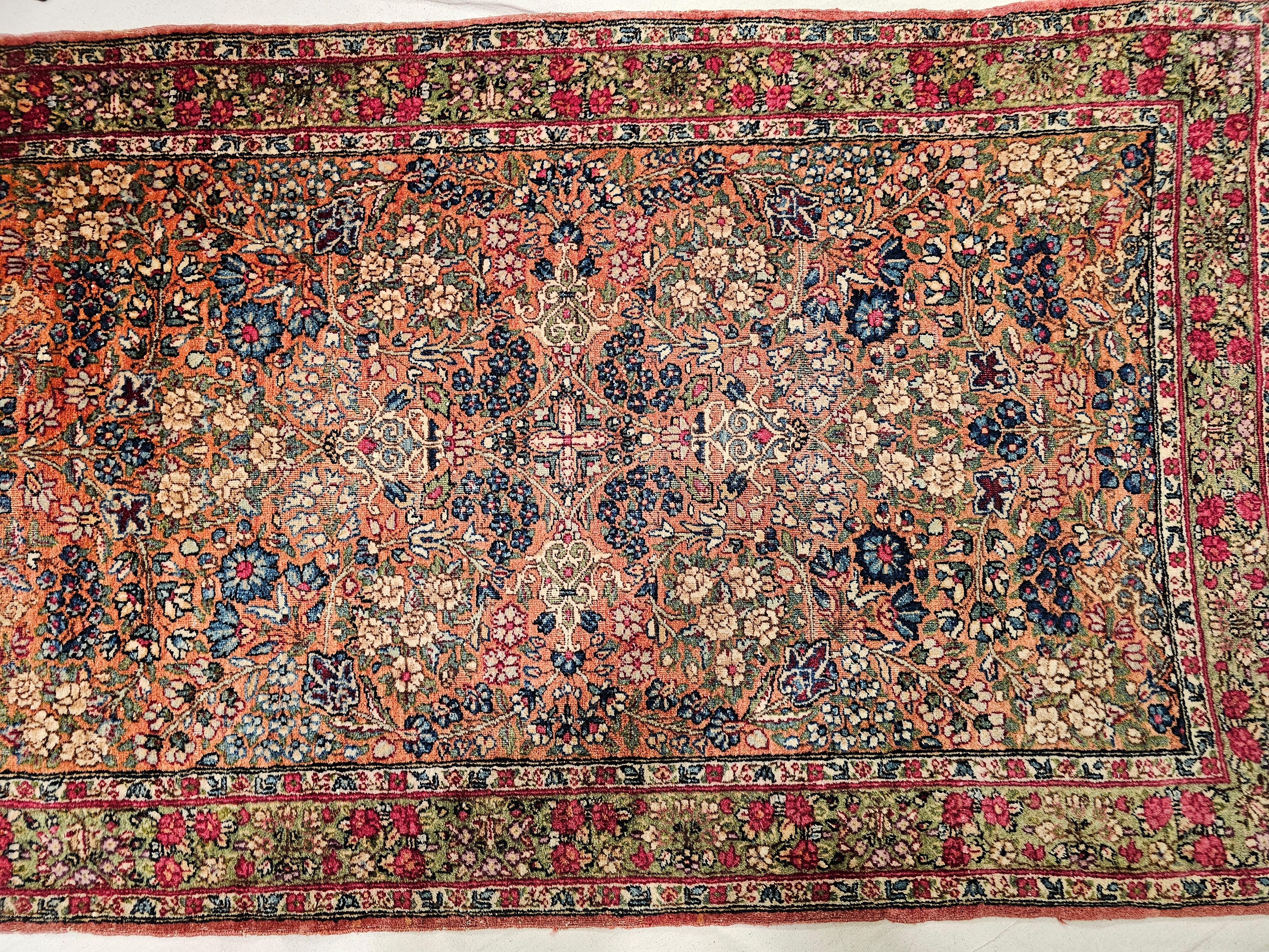 Laine Tapis de couloir persan Kerman Lavar du 19ème siècle au motif floral intégral rouge rouille en vente