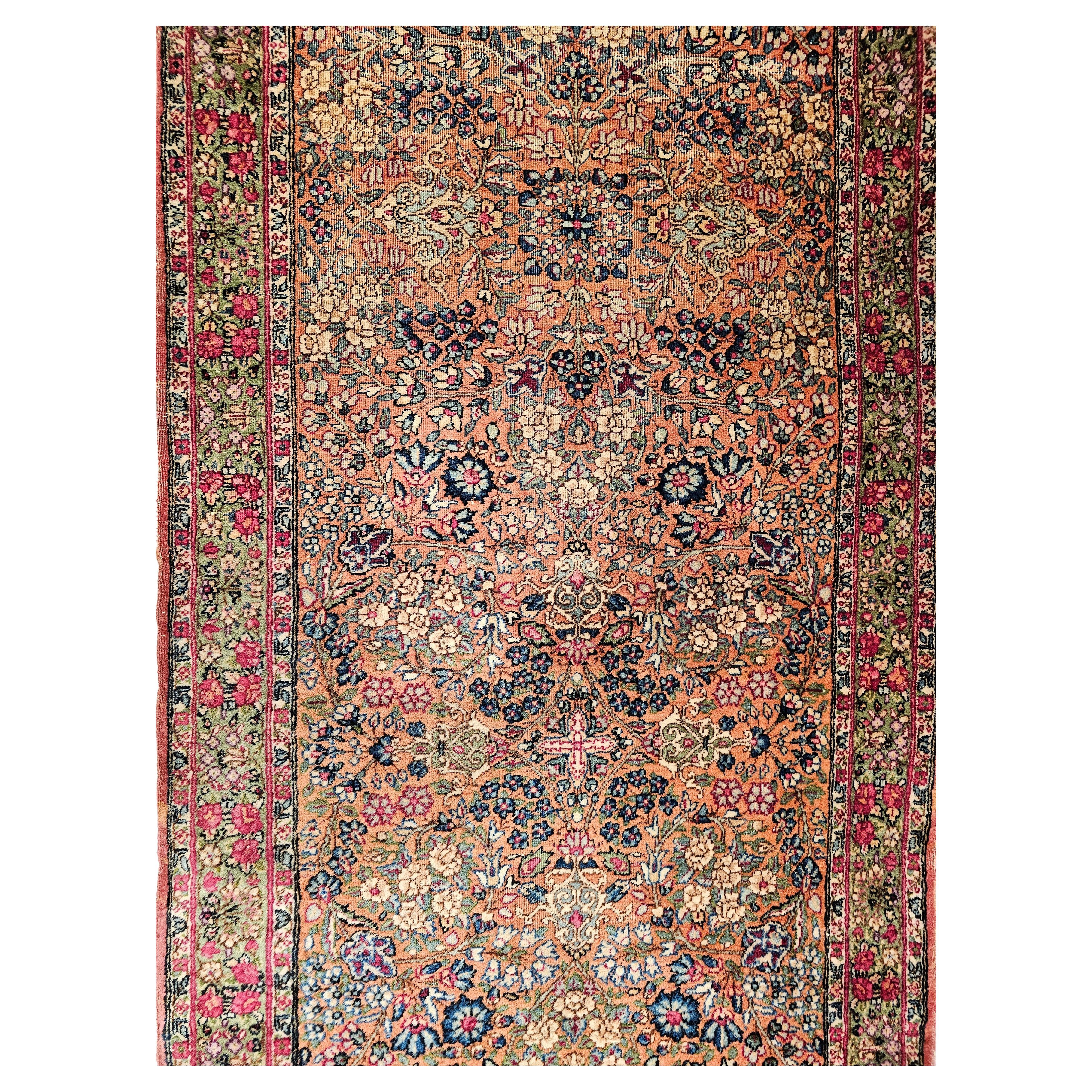 Tapis de couloir persan Kerman Lavar du 19ème siècle au motif floral intégral rouge rouille en vente