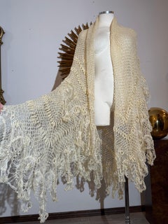 Fichu all'uncinetto in crema di burro e mohair della fine del 1800 con motivi intricati