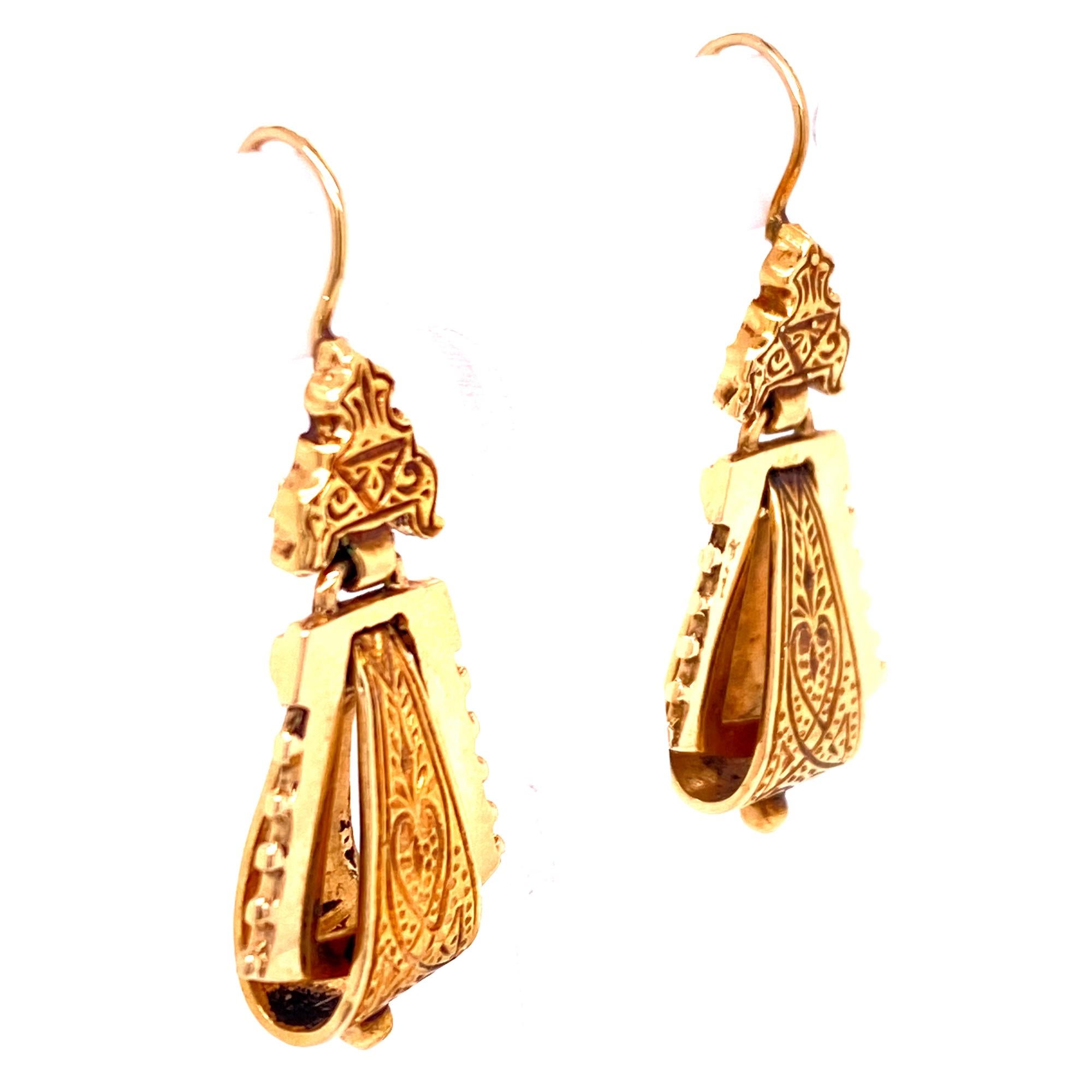 Late 1800s Victorian Dangle Engraved Earrings 14 Karat Yellow Gold In Excellent Condition In Boca Raton, FL