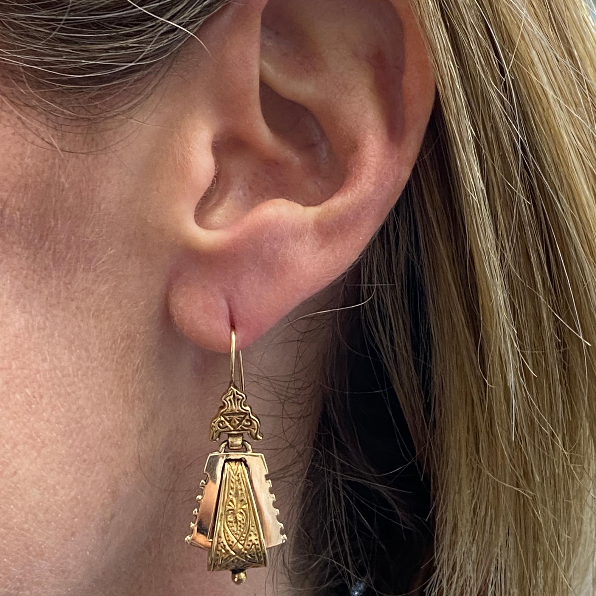 Women's Late 1800s Victorian Dangle Engraved Earrings 14 Karat Yellow Gold