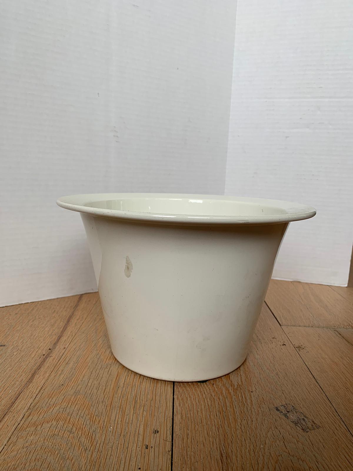 Late 18th-19th century circa 1800 creamware pot by Wedgwood, impressed mark.