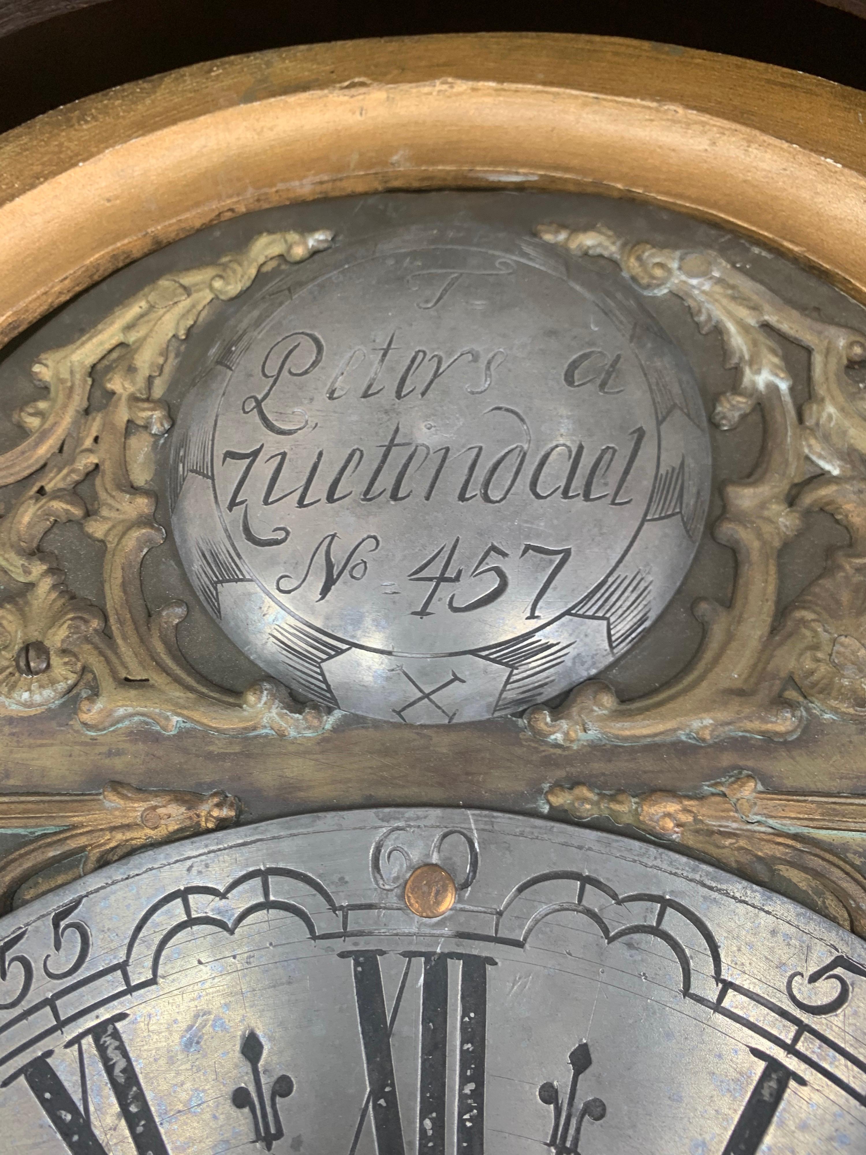 Fin du 18ème siècle, horloge provinciale belge à long plateau. Abîmé - En vente à Los Angeles, CA