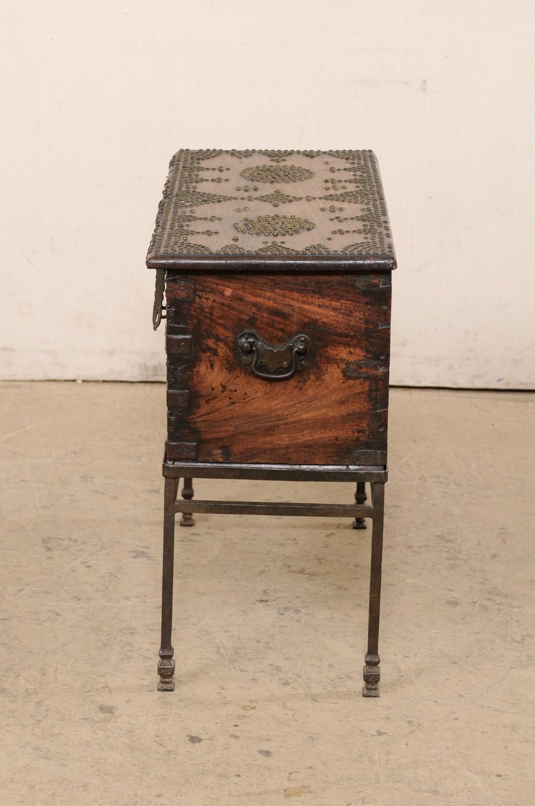Coffre colonial britannique de la fin du 18e siècle en bois de rose, présenté sur une base en fer forgé en vente 4