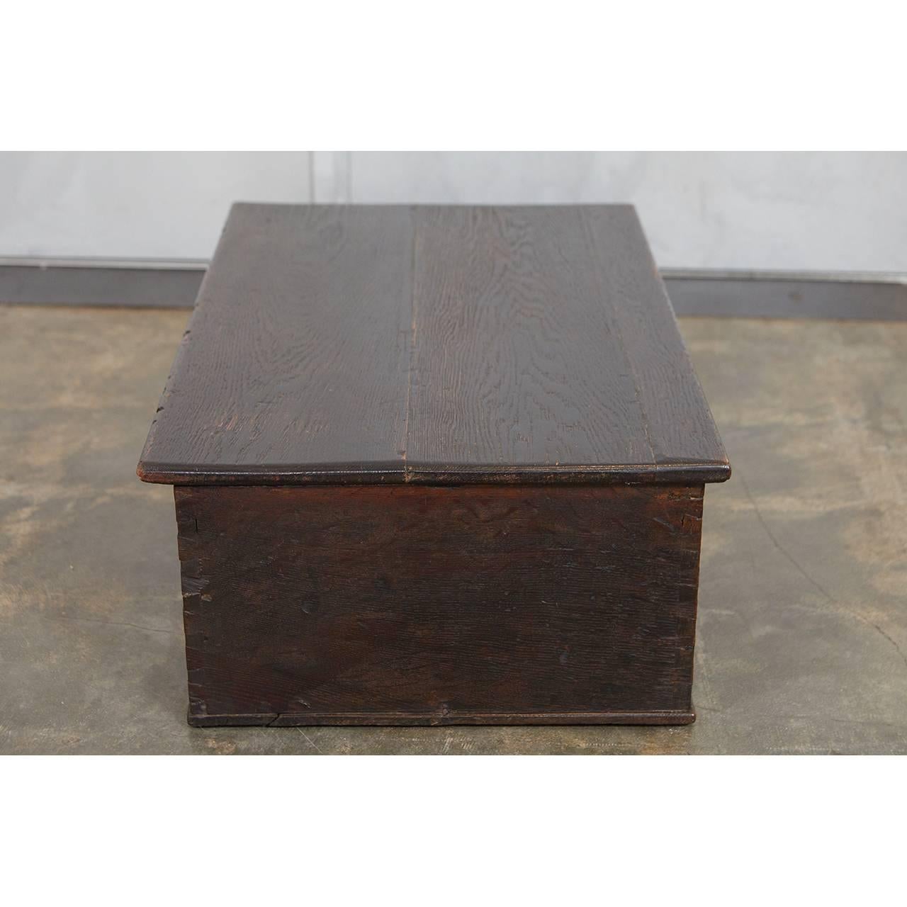 Late 18th Century Carved Oak Bible Box In Good Condition For Sale In Culver City, CA