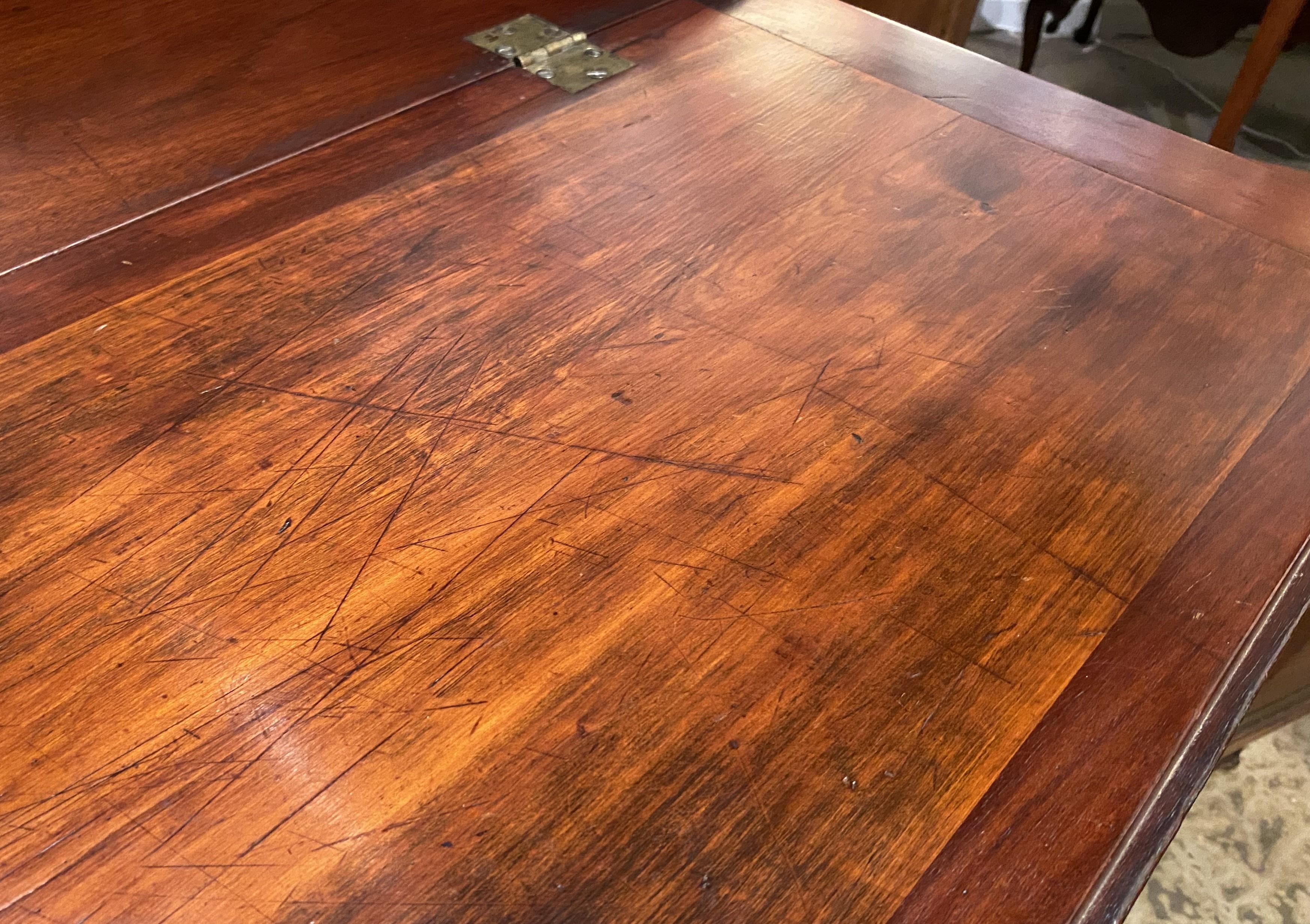 Escritorio de frente inclinado de caoba Chippendale de finales del siglo XVIII atribuido a Nehemiah Adams en venta 5