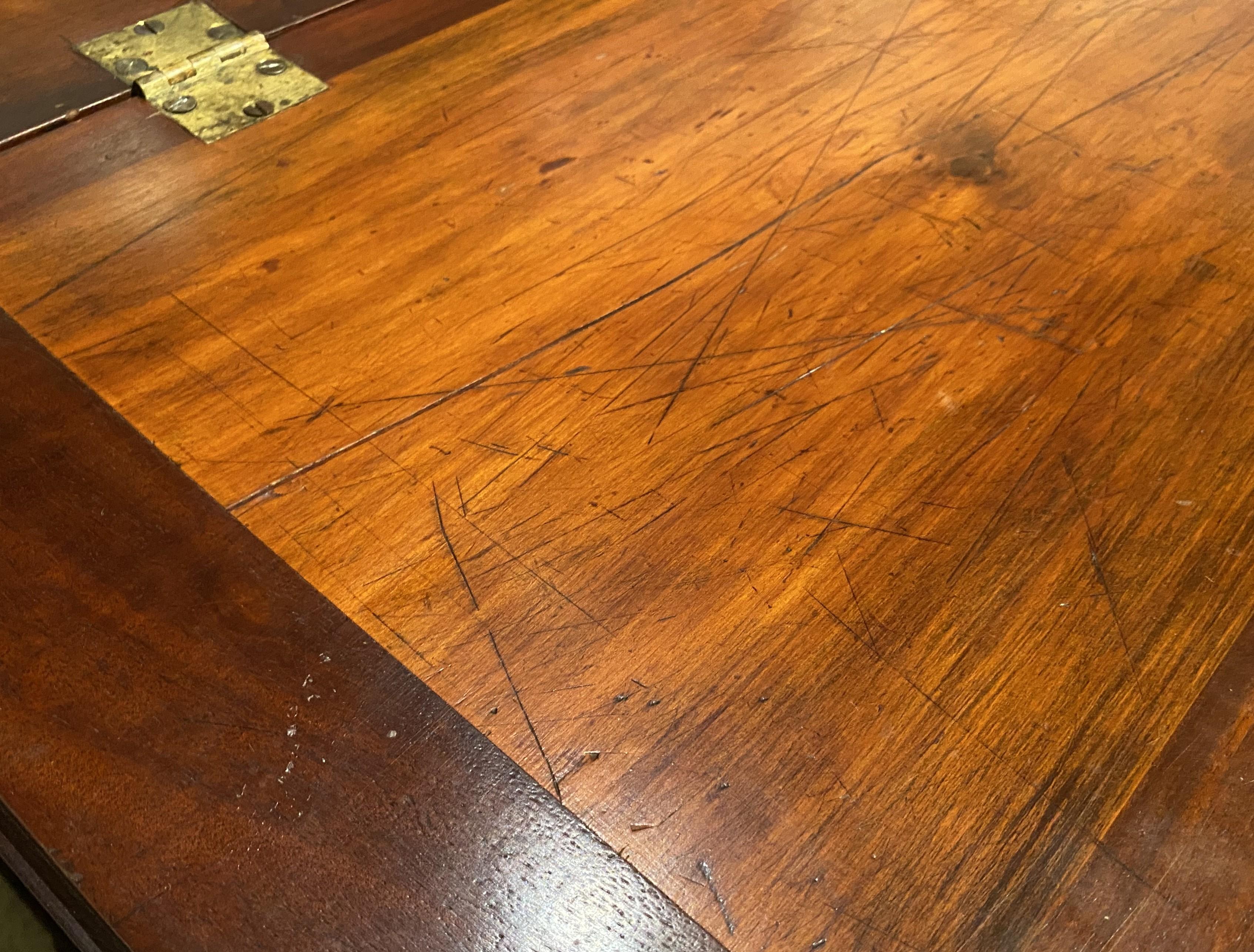 Escritorio de frente inclinado de caoba Chippendale de finales del siglo XVIII atribuido a Nehemiah Adams en venta 6