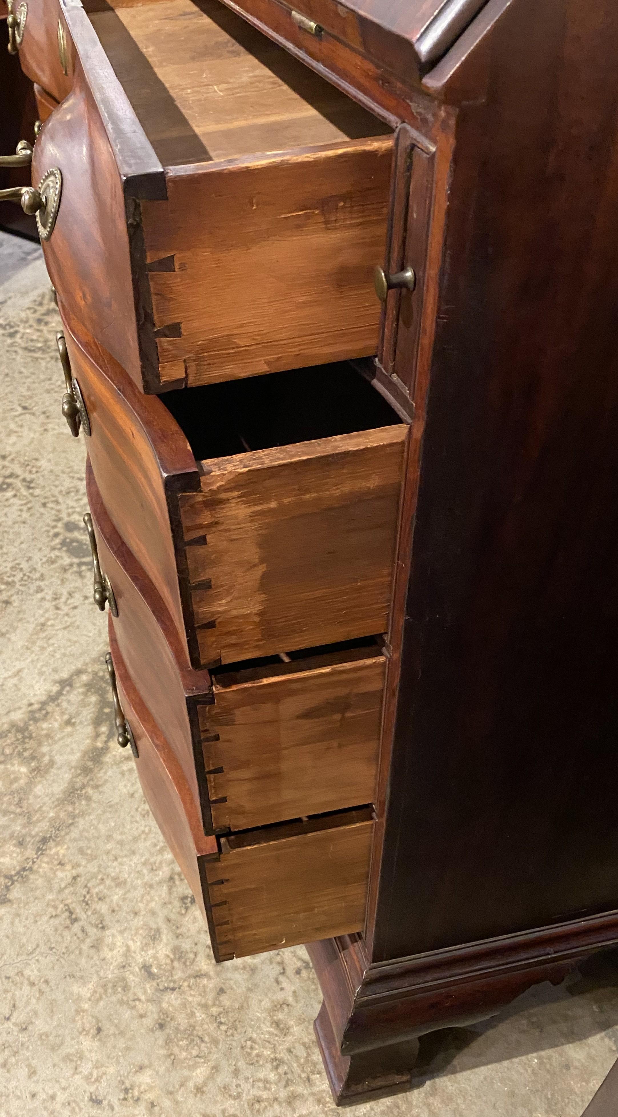 Escritorio de frente inclinado de caoba Chippendale de finales del siglo XVIII atribuido a Nehemiah Adams en venta 7