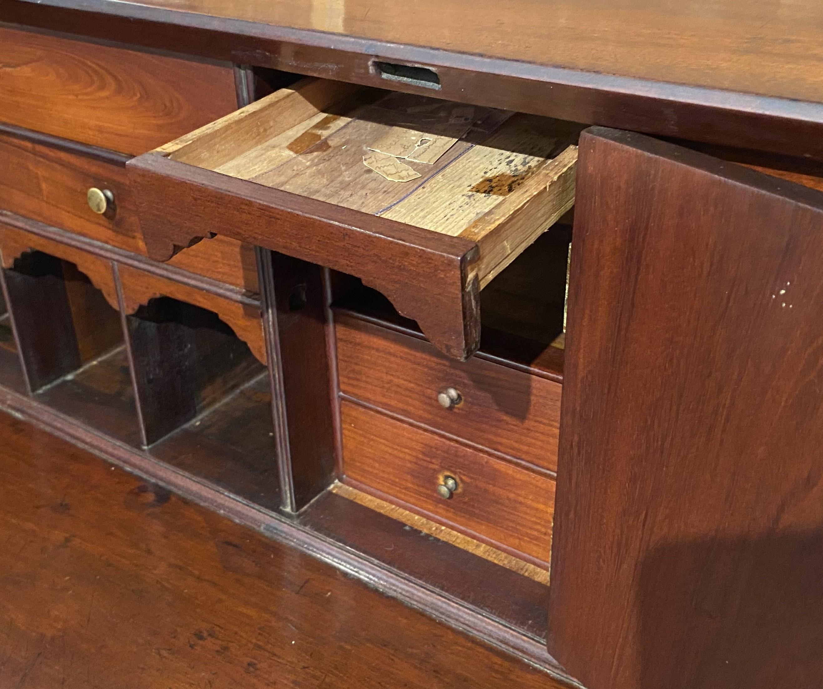 Escritorio de frente inclinado de caoba Chippendale de finales del siglo XVIII atribuido a Nehemiah Adams en venta 2