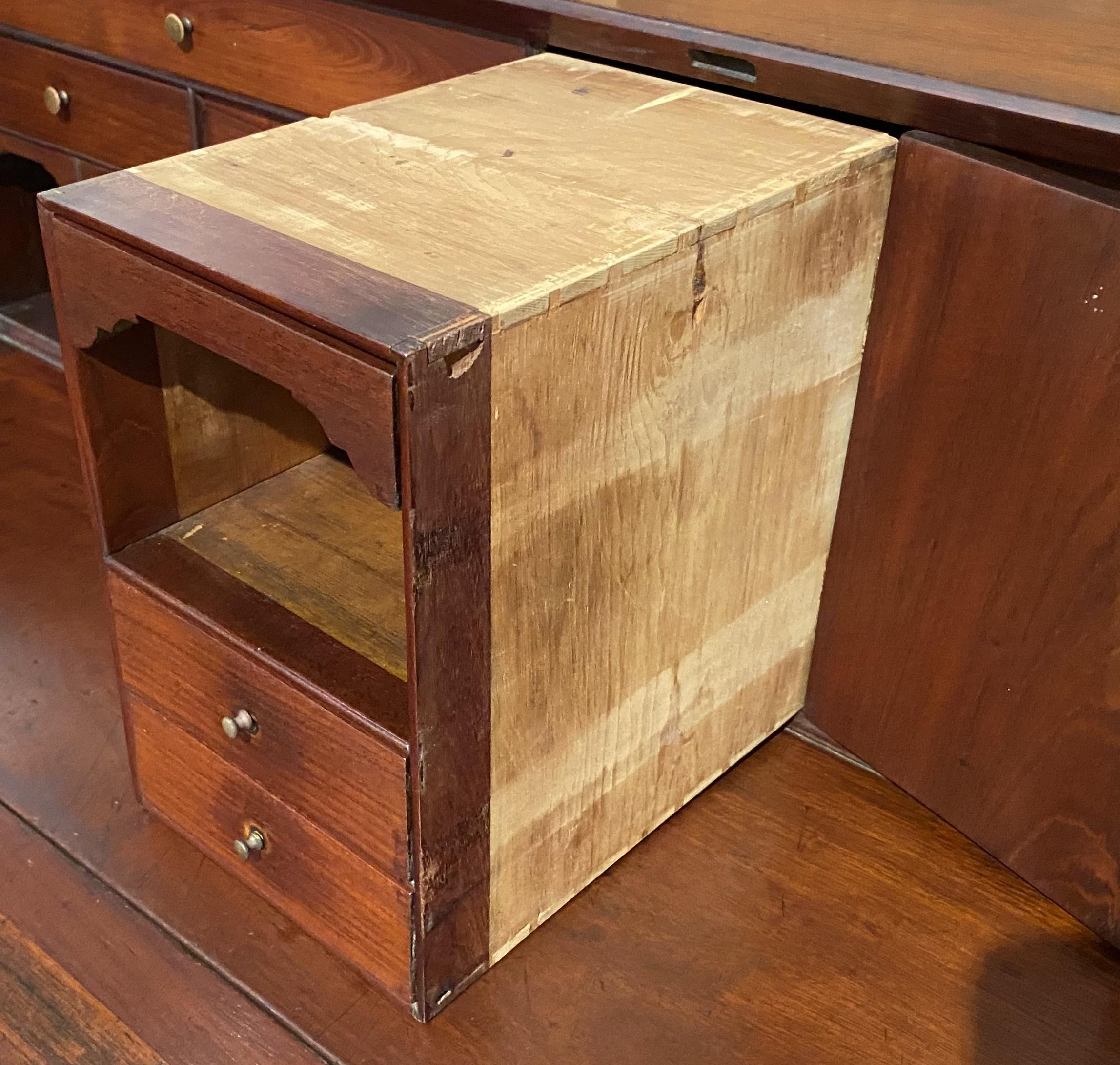 Escritorio de frente inclinado de caoba Chippendale de finales del siglo XVIII atribuido a Nehemiah Adams en venta 3