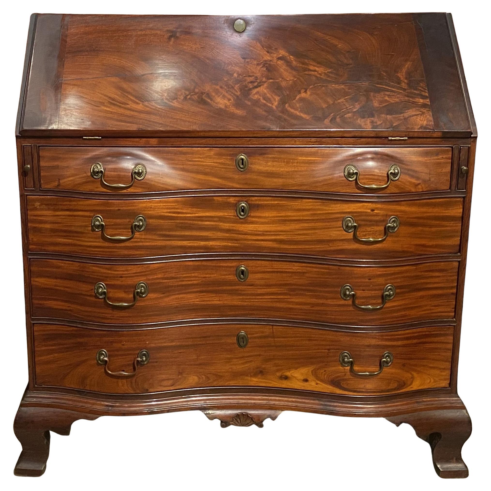 Hand-Carved Kommoden und Anrichten