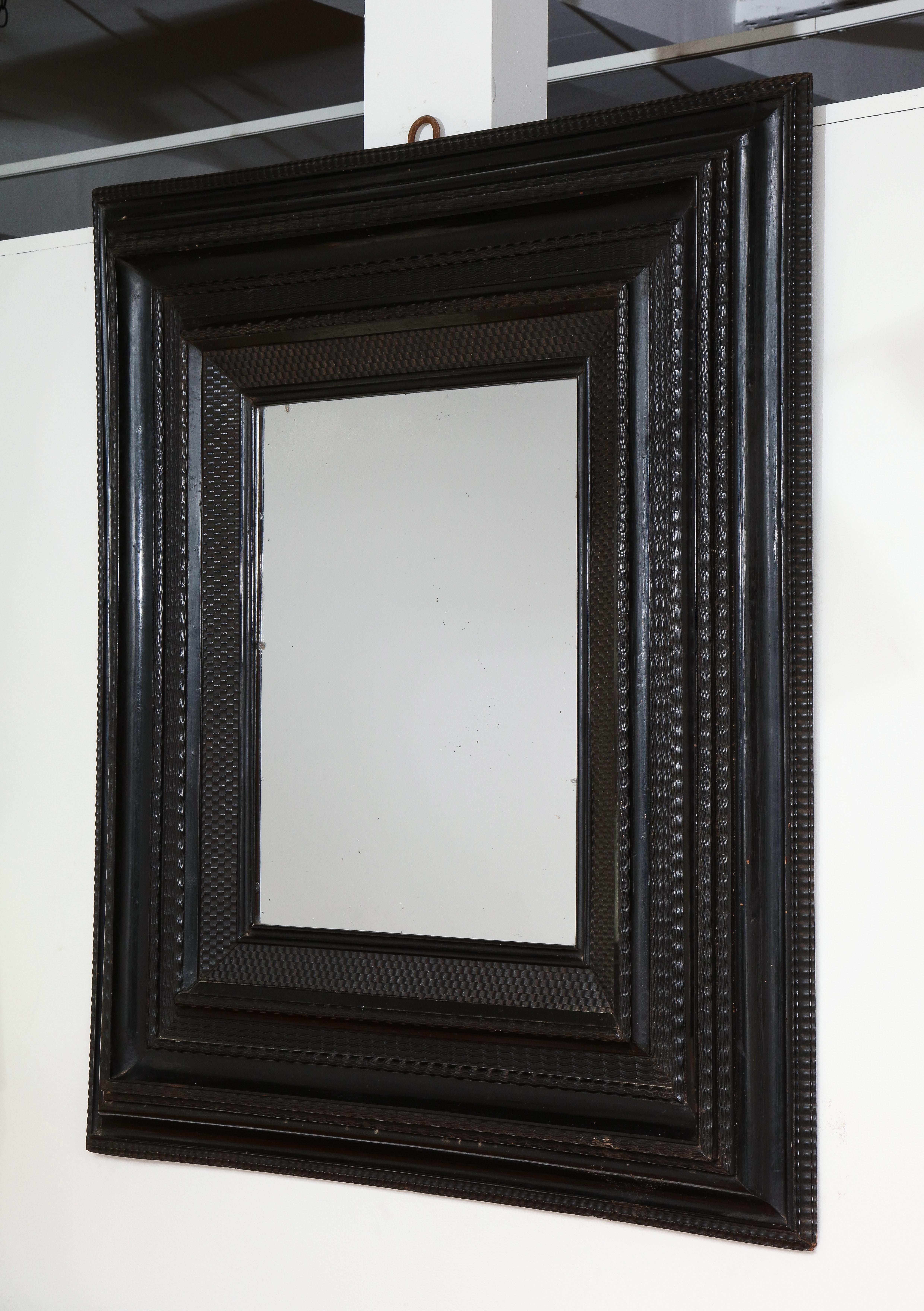 Fin du 18e C., début du 19e C. Miroir italien
Cadre guilloché en noyer ébonisé, miroir ancien en verre argenté

Mesures : 47 x 41,75 pouces.